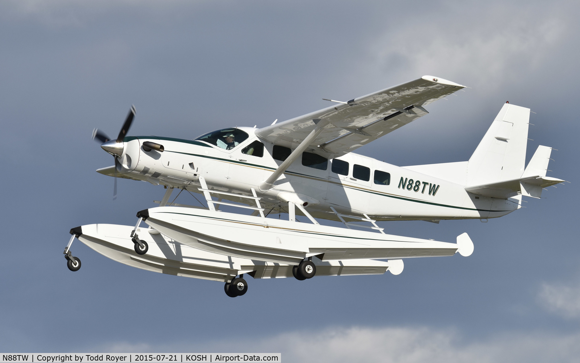 N88TW, 1998 Cessna 208 Caravan I C/N 20800292, Departing Airventure