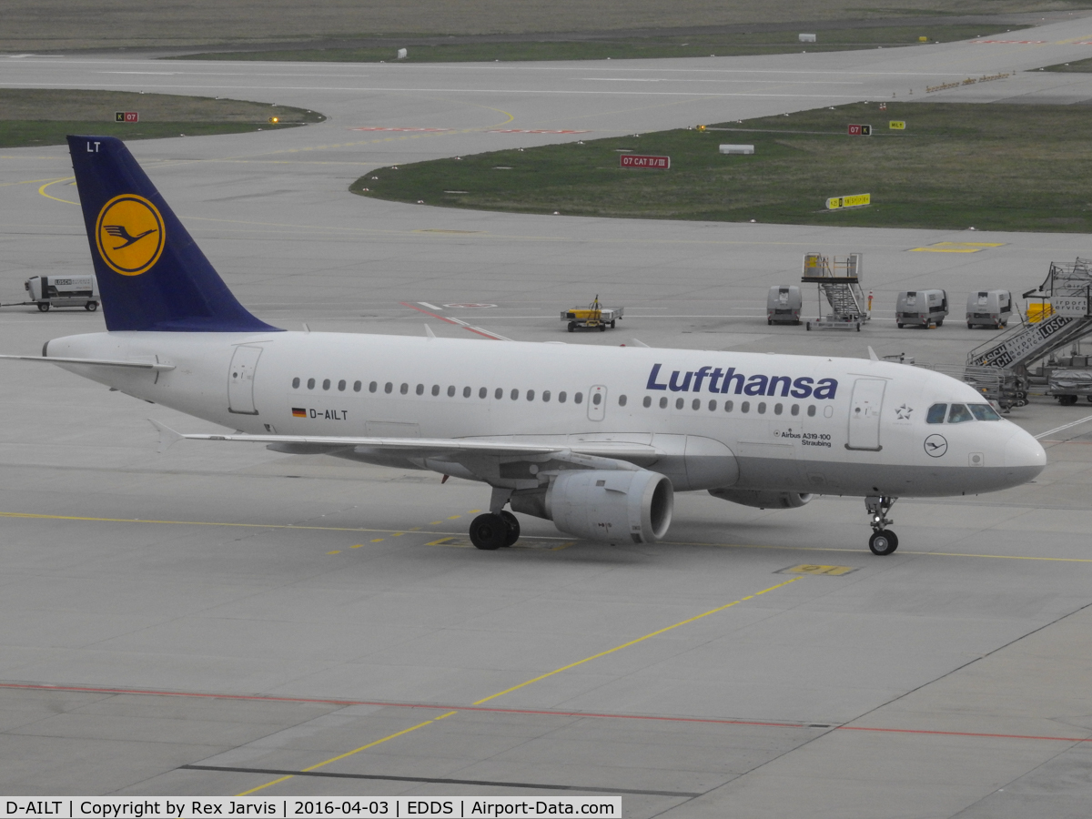 D-AILT, 1997 Airbus A319-114 C/N 738, Taxiing to the gate at Stuttgart.