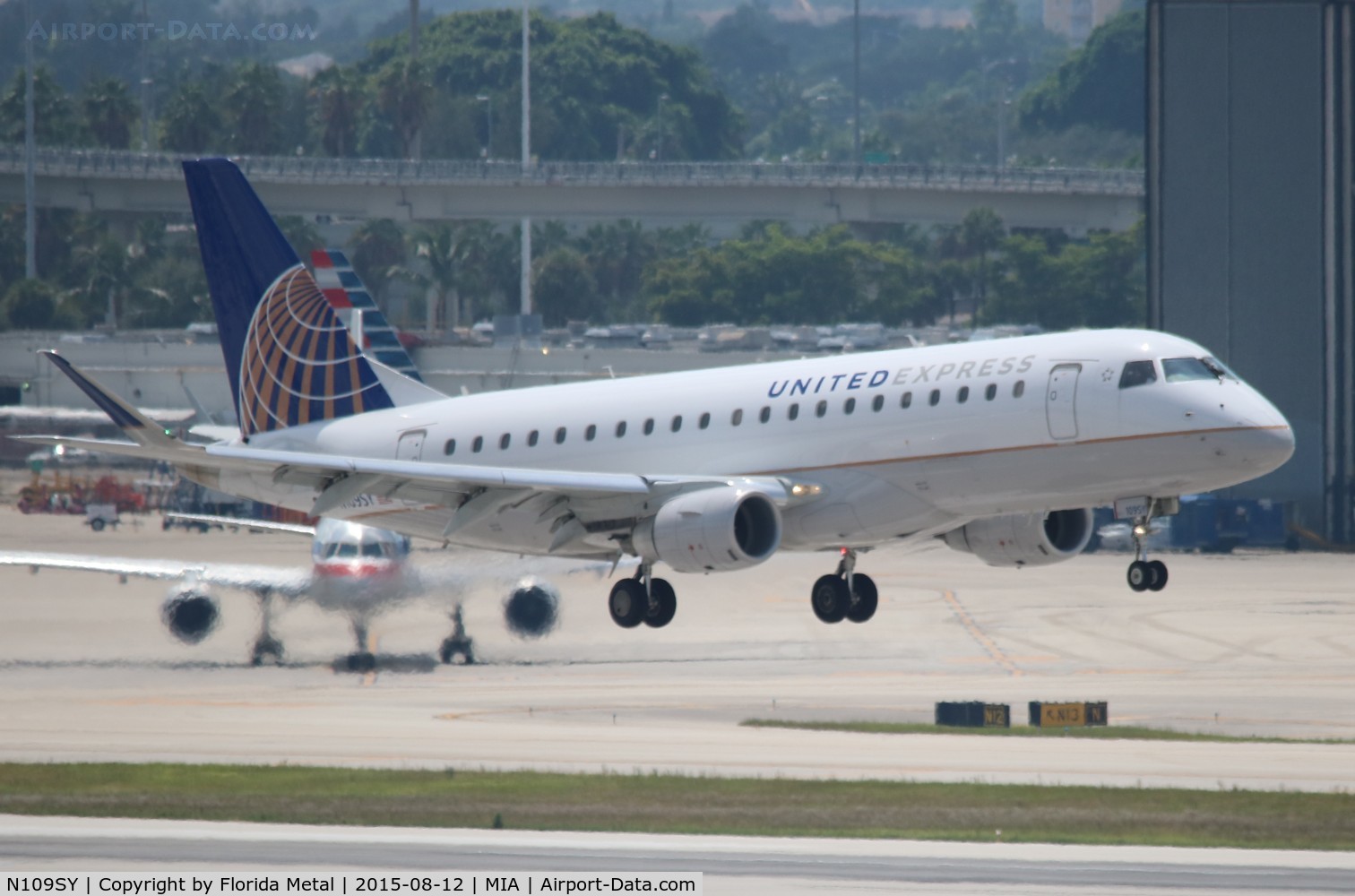 N109SY, 2014 Embraer 175LR (ERJ-170-200LR) C/N 17000402, United Express