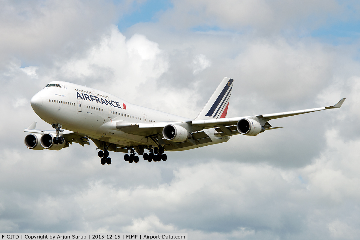 F-GITD, 1992 Boeing 747-428 C/N 25600, Approaching rwy 14 at Plaisance on a cloudy summer morning.