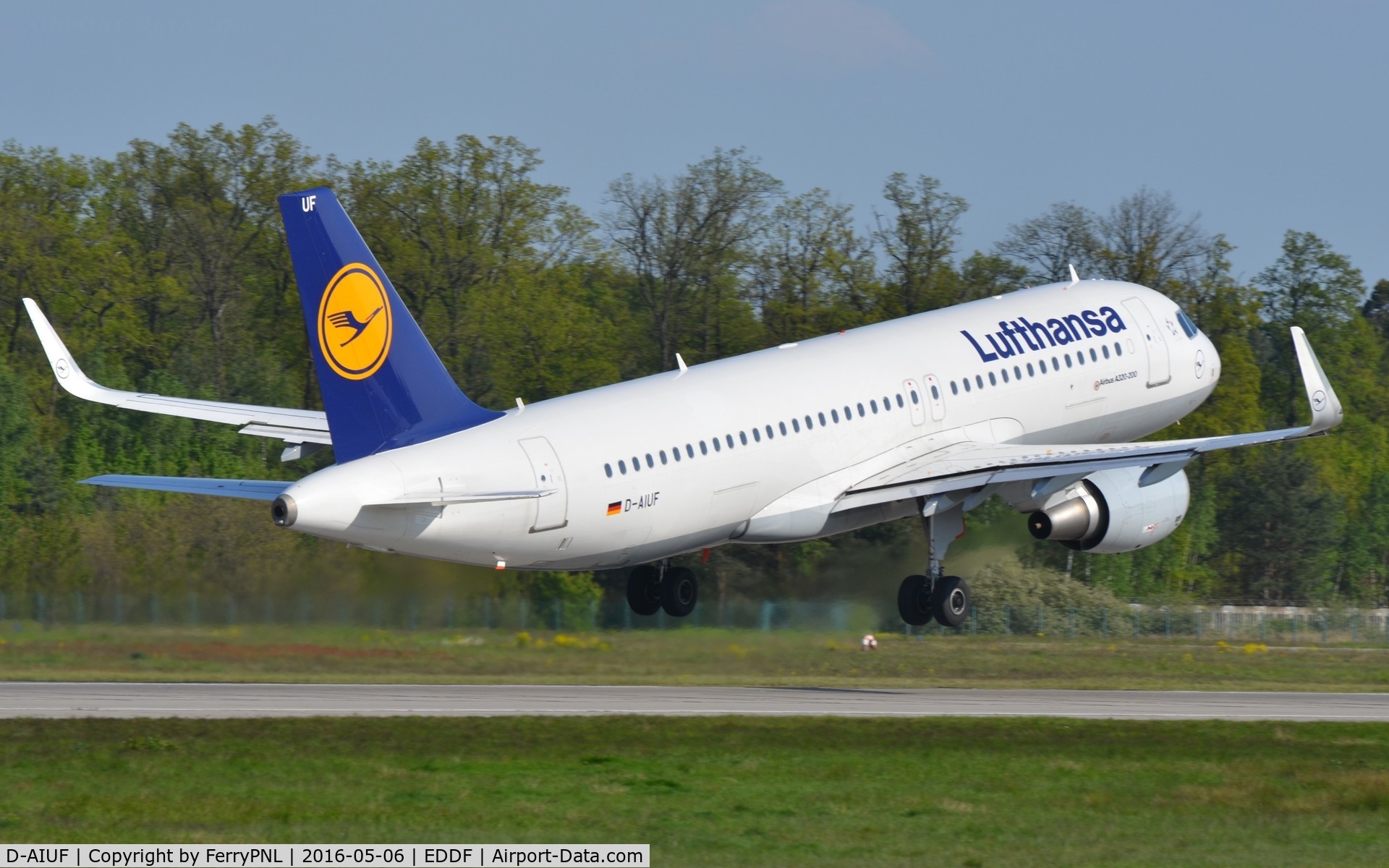 D-AIUF, 2014 Airbus A320-214 C/N 6141, Lufthans A320 lifting-off