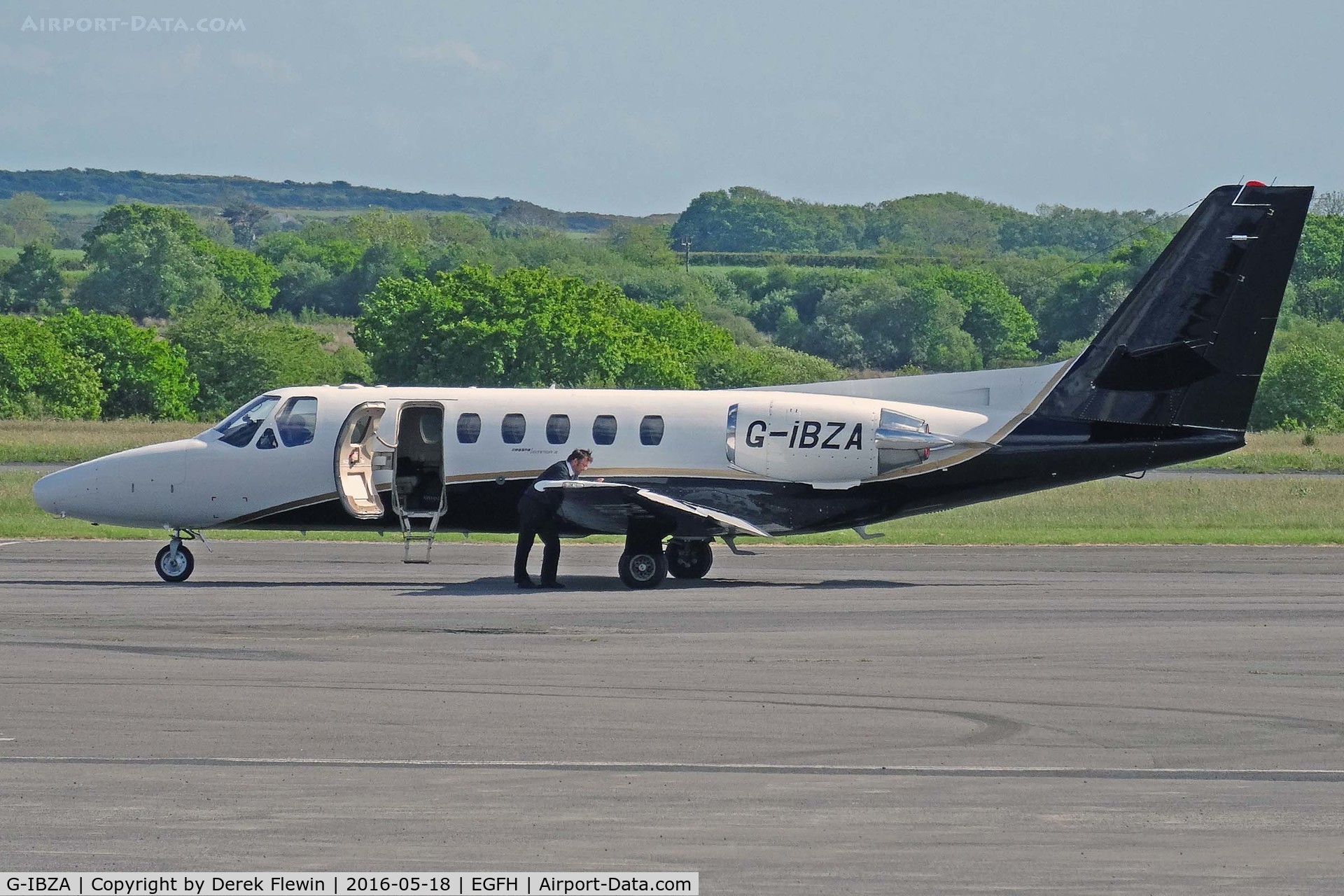 G-IBZA, 1991 Cessna 550 Citation II C/N 550-0672, Citation II, Flexflight Biggin Hill based, previously N6763C, PT-OMB, N550PF, G-OTIS, OY-VIS, SE-RHP, seen parked up after dropping off passengers.