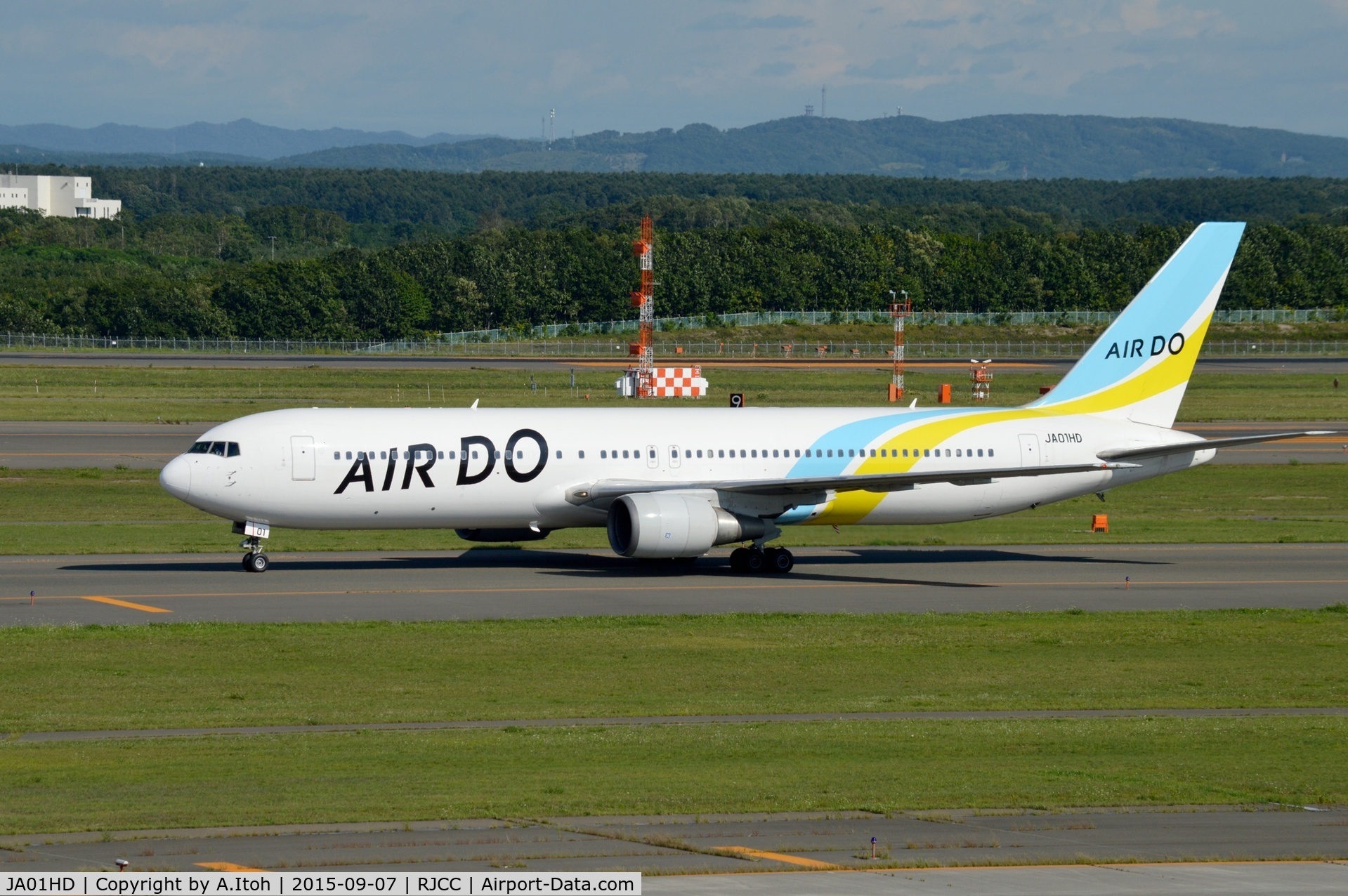 JA01HD, 1998 Boeing 767-33A/ER C/N 28159, at the taxiway