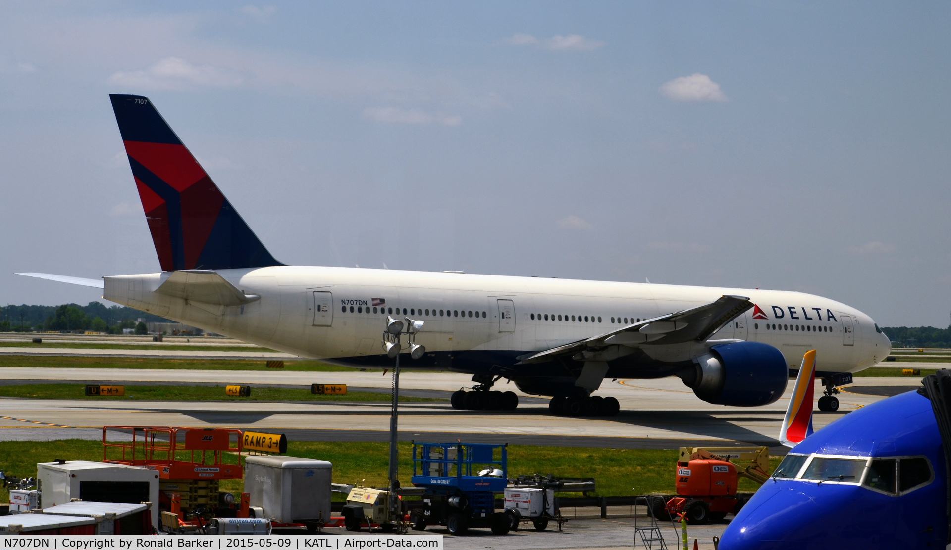 N707DN, 2009 Boeing 777-232/LR C/N 39091, Taxi Atlanta