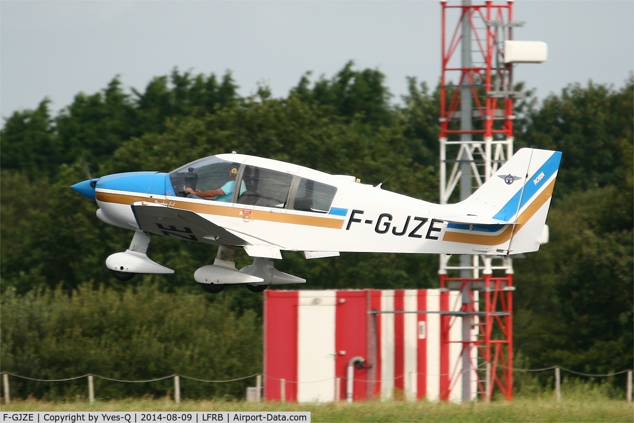 F-GJZE, Robin DR-400-120 Petit Prince C/N 2005, Robin DR-400-120, On final rwy 25L, Brest-Bretagne airport (LFRB-BES)