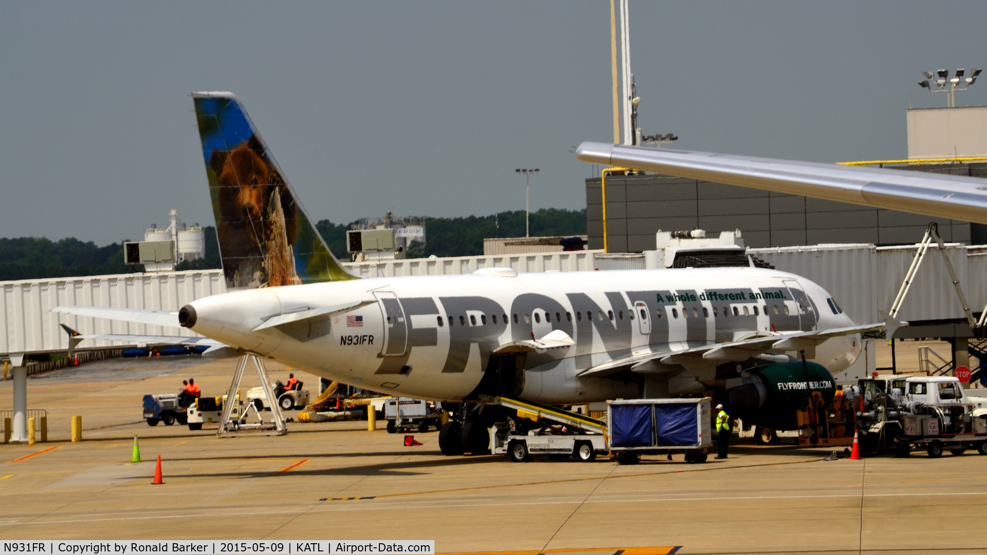 N931FR, 2004 Airbus A319-111 C/N 2253, At the gate Atlanta