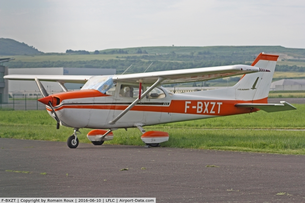 F-BXZT, 1975 Reims F172M ll Skyhawk C/N 1330, Parked