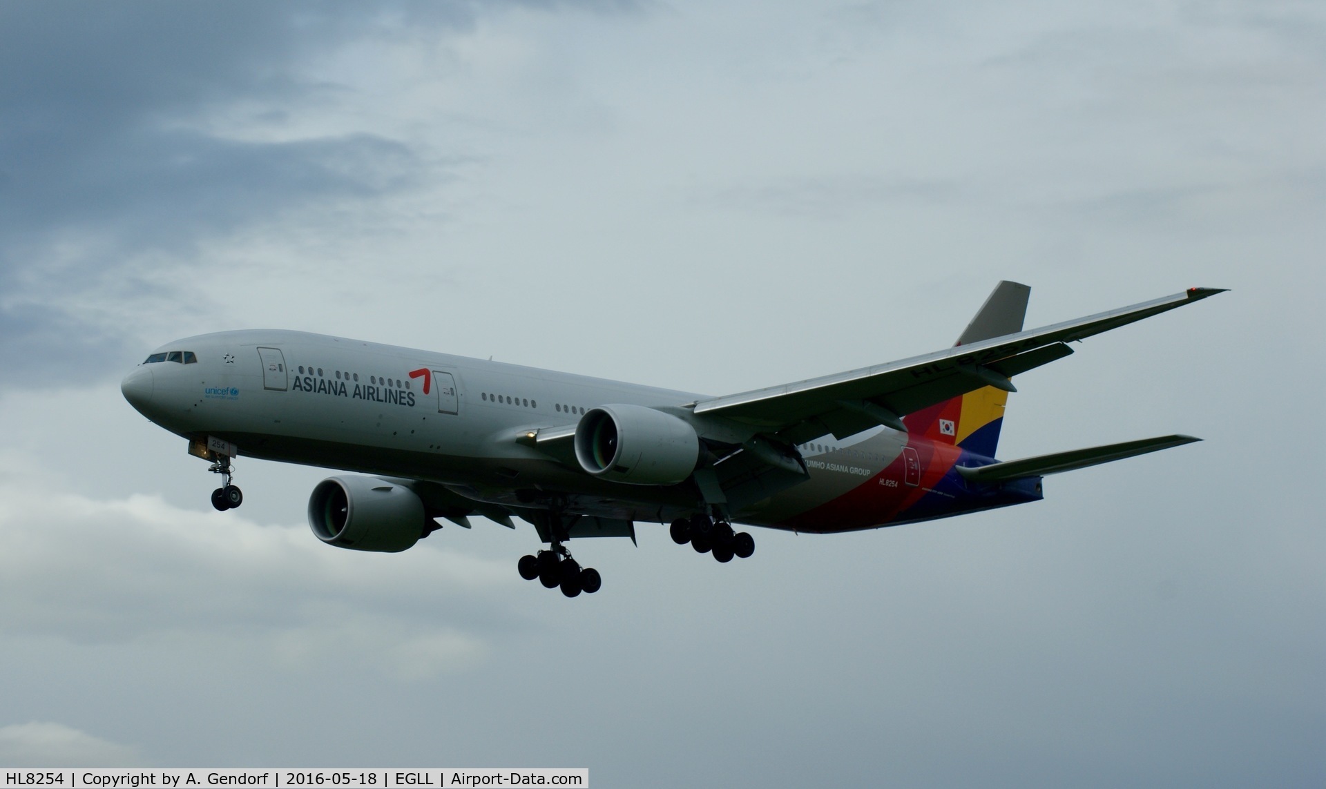 HL8254, 2012 Boeing 777-28E/ER C/N 40198, Asiana Airlines, seen here on short finals RWY 27L at London Heathrow(EGLL)