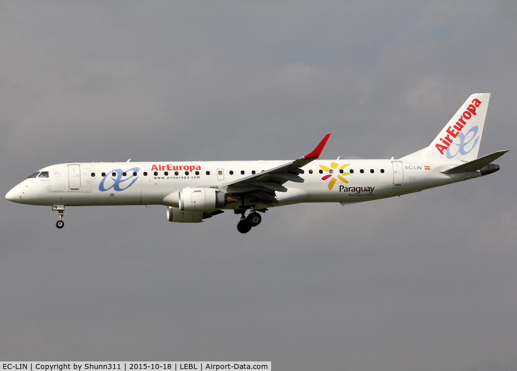 EC-LIN, 2010 Embraer 195LR (ERJ-190-200LR) C/N 19000401, Landing rwy 25R with additional Paraguay patch...