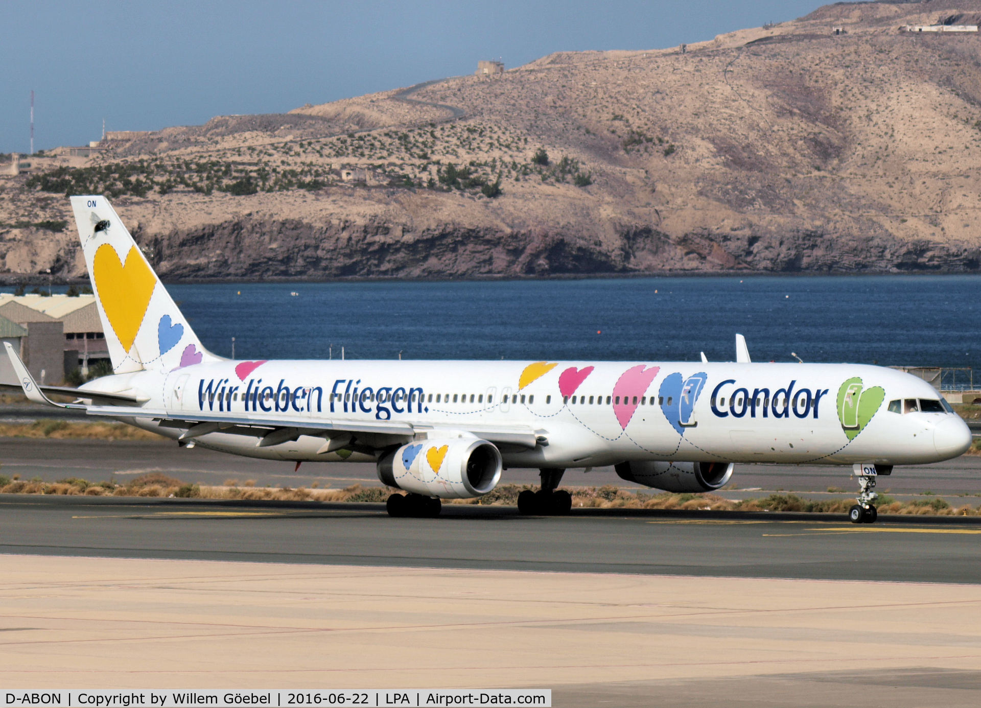 D-ABON, 2000 Boeing 757-330 C/N 29023, Taxi to the runway of Las Palmas Airport