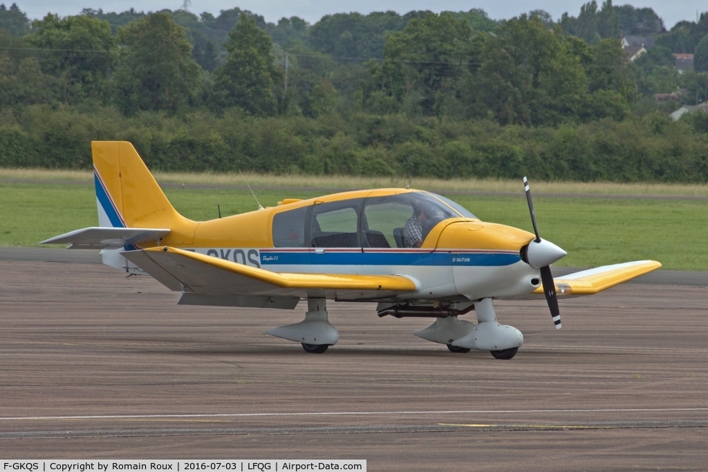 F-GKQS, Robin DR-400-120 Dauphin C/N 2068, Parked