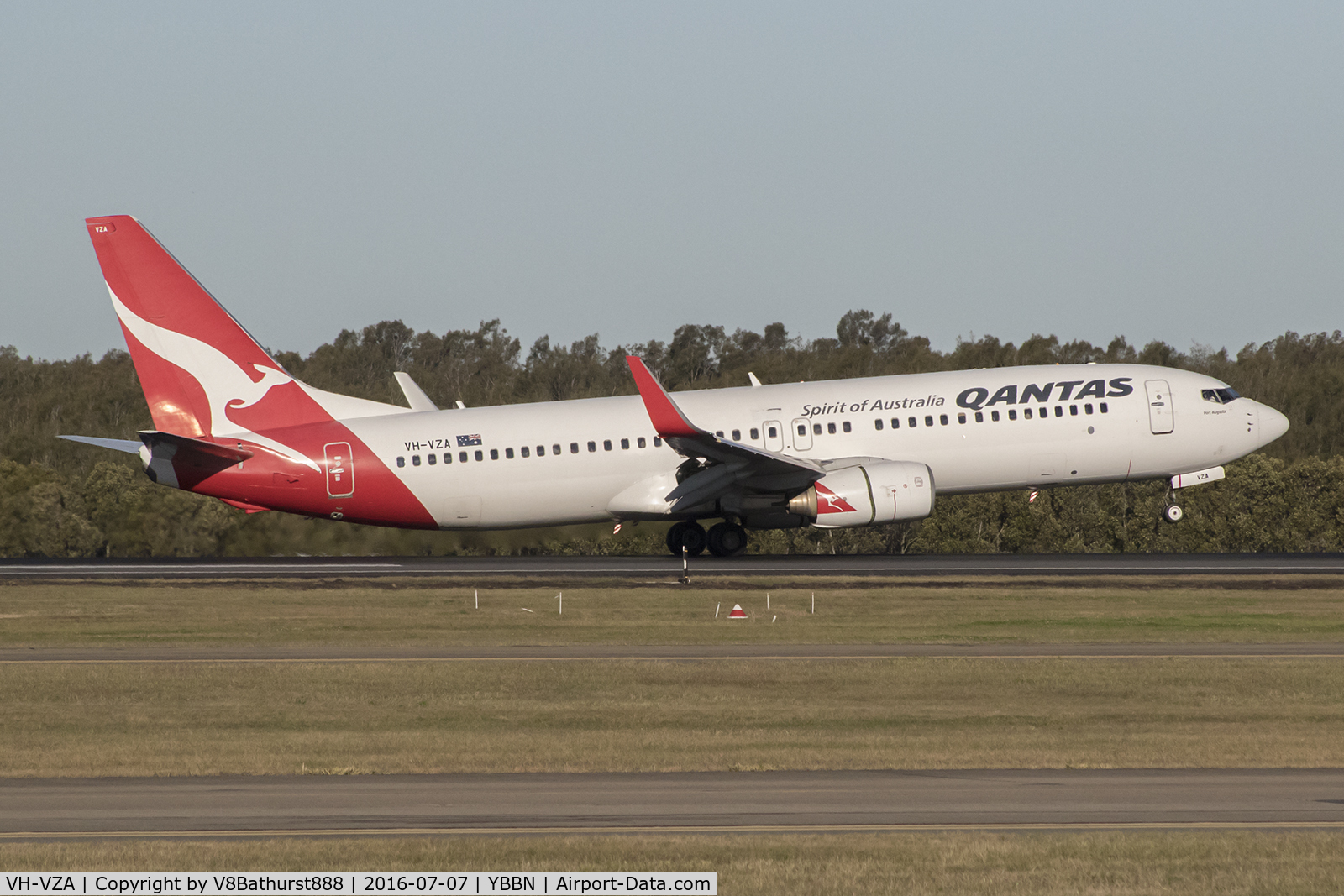 VH-VZA, 2008 Boeing 737-838 C/N 34195, Port Augusta activating the reversers