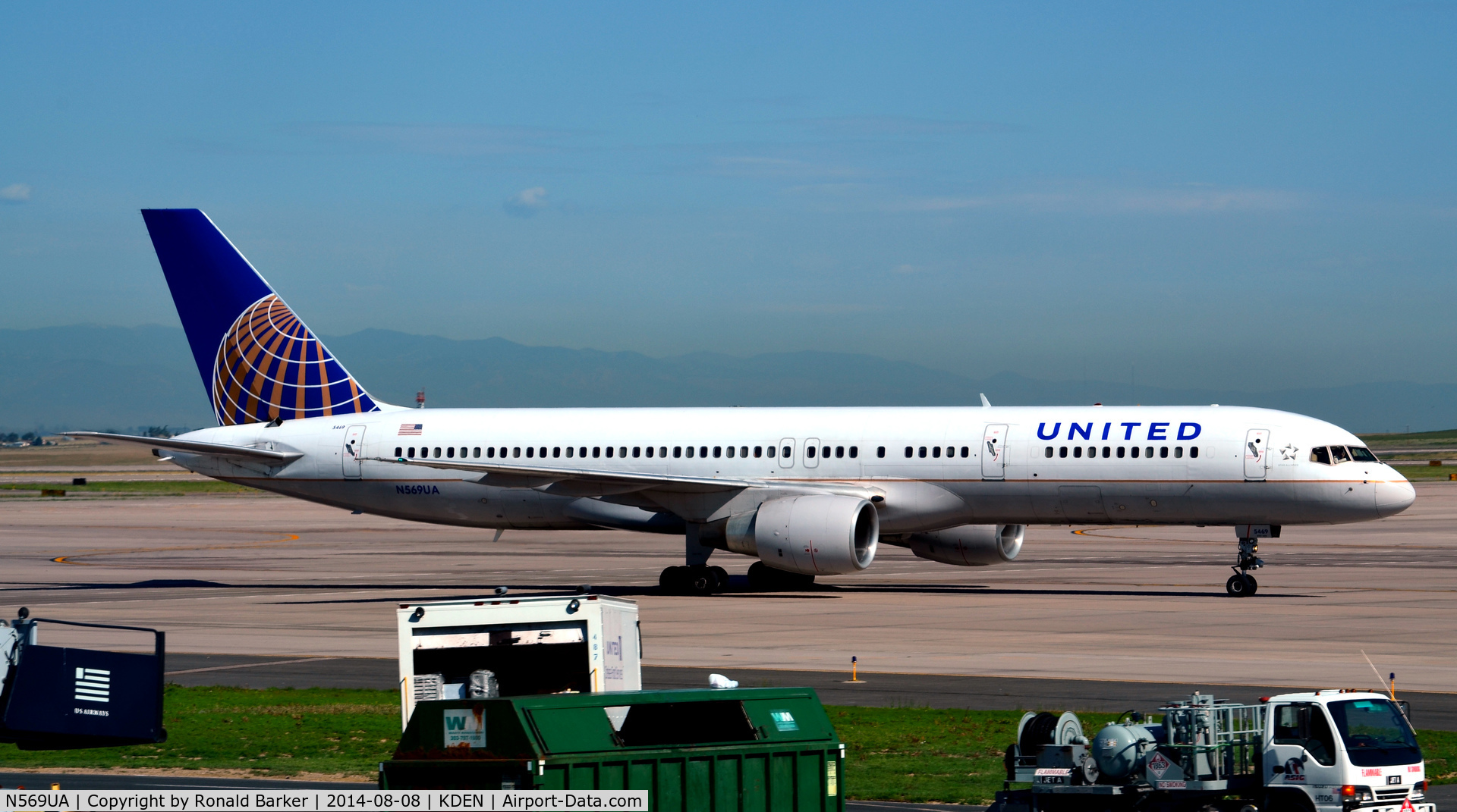 N569UA, 1992 Boeing 757-222 C/N 26677, Taxi Denver