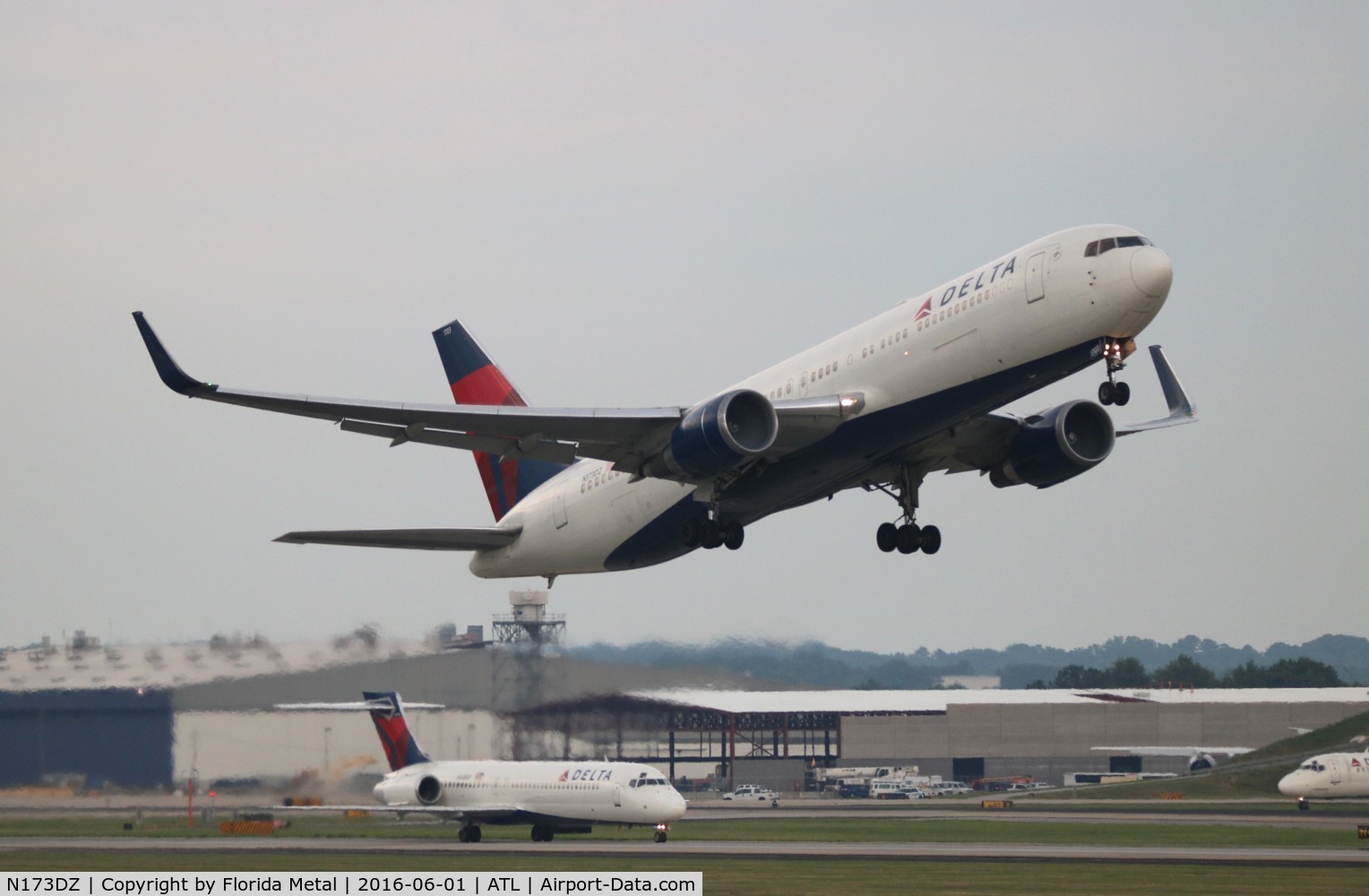 N173DZ, 1998 Boeing 767-332ER C/N 29692, Delta