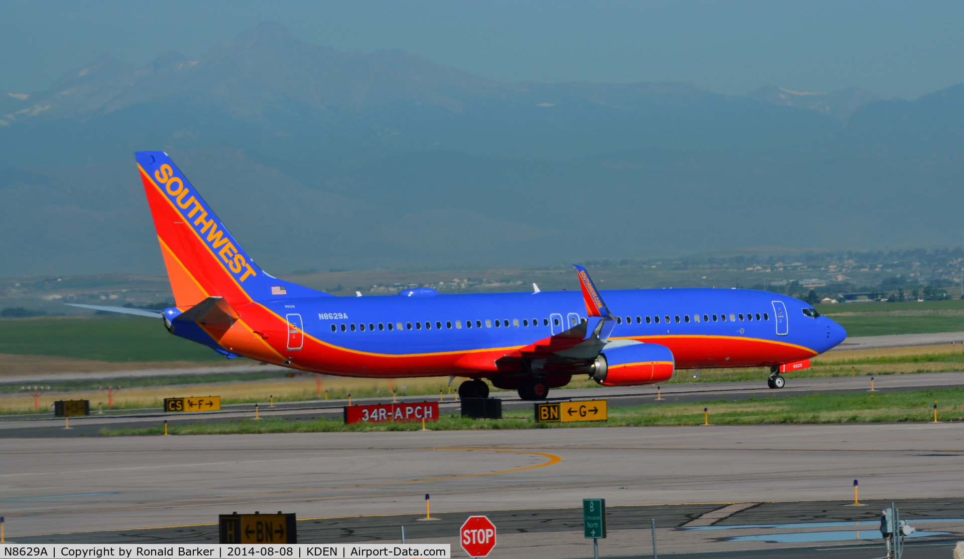 N8629A, 2014 Boeing 737-8H4 C/N 36897, Taxi Denver