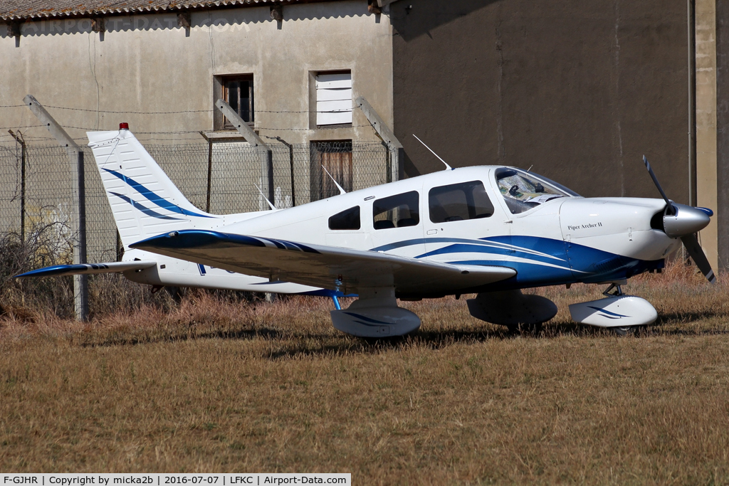 F-GJHR, Piper PA-28-181 Archer C/N 28-8090071, Parked