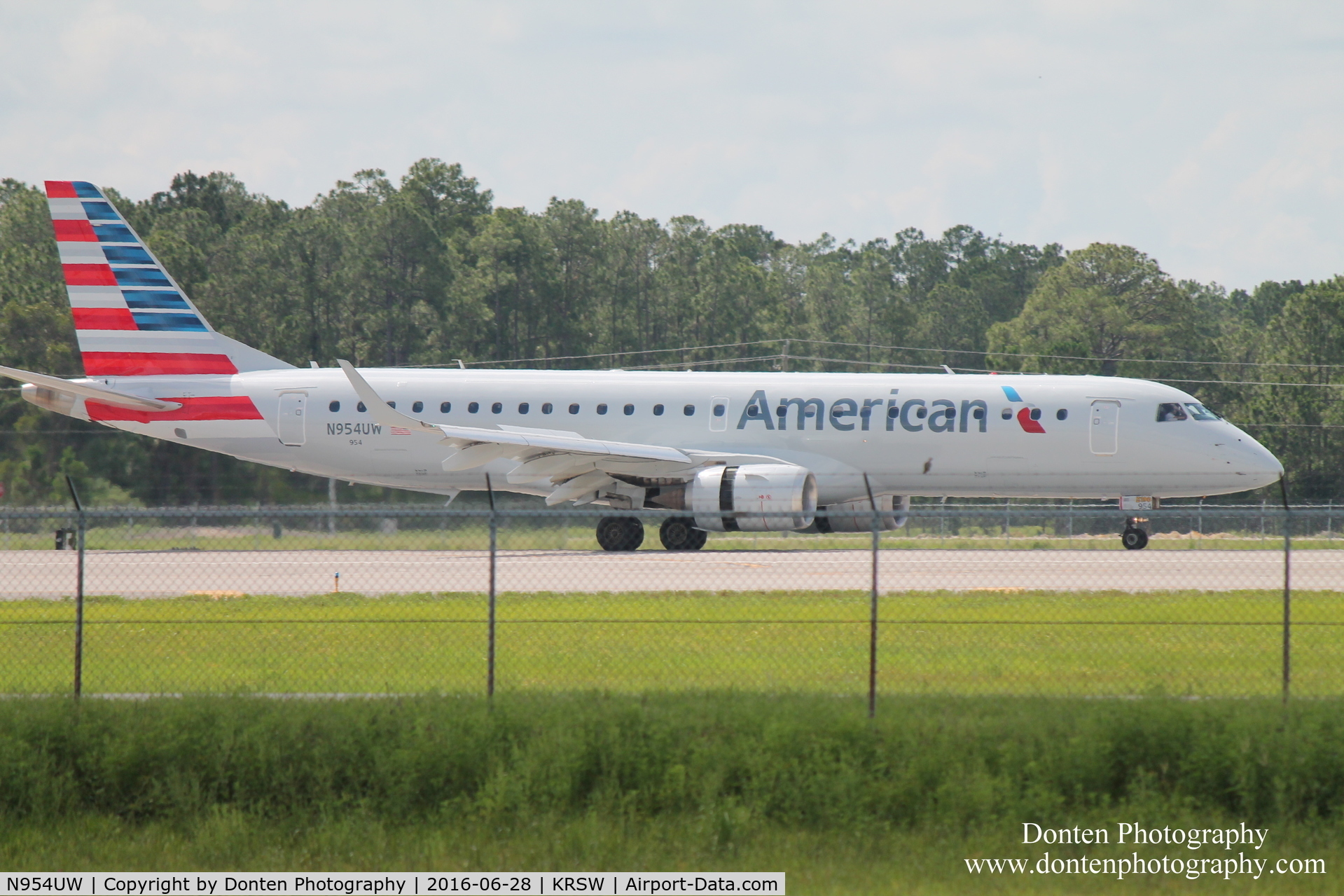 N954UW, 2007 Embraer ERJ-190-100 IGW 190AR C/N 19000139, American Flight (N954UW) arrives at Southwest Florida International Airport following flight from Philadelphia International Airport