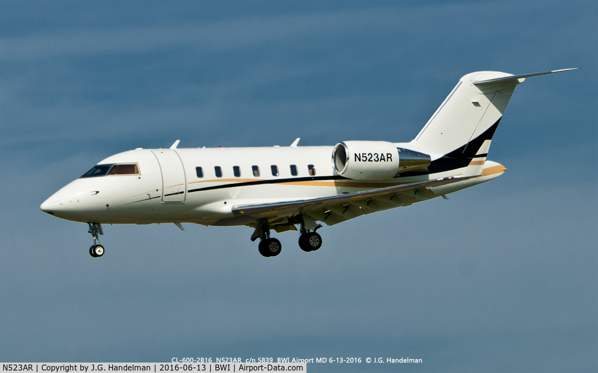 N523AR, 2009 Bombardier Challenger 605 (CL-600-2B16) C/N 5839, On final to 33L.