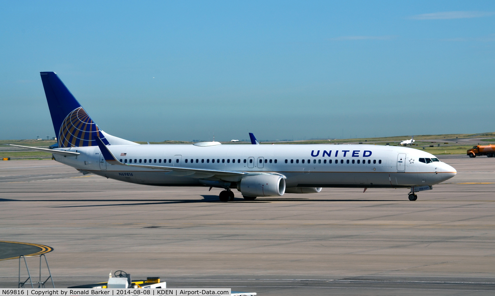 N69816, 2014 Boeing 737-924/ER C/N 42176, Taxi Denver