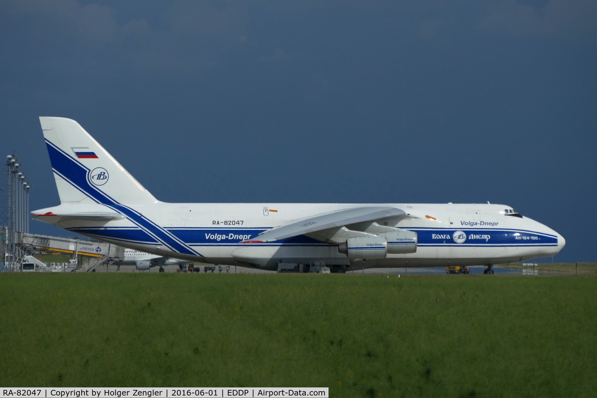 RA-82047, 1992 Antonov An-124-100 Ruslan C/N 9773053259121/0701, Waiting for rain on apron 1 west...