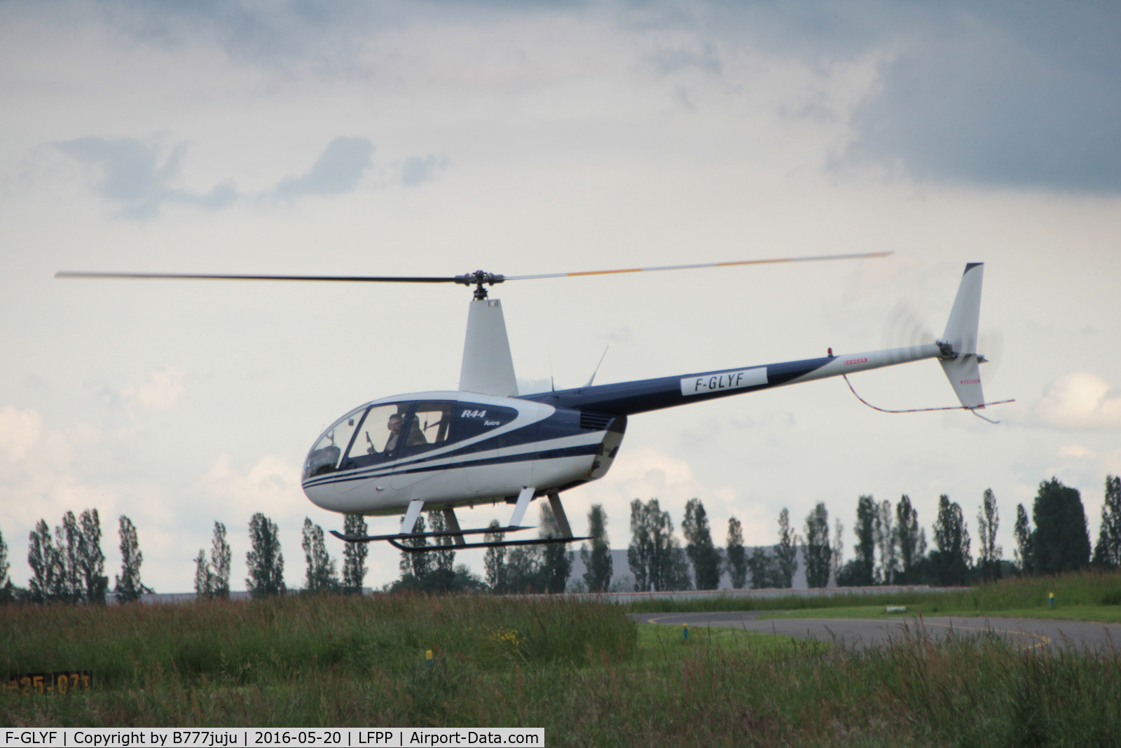 F-GLYF, Robinson R44  Astro C/N 0272, at La Plessis-Belleville