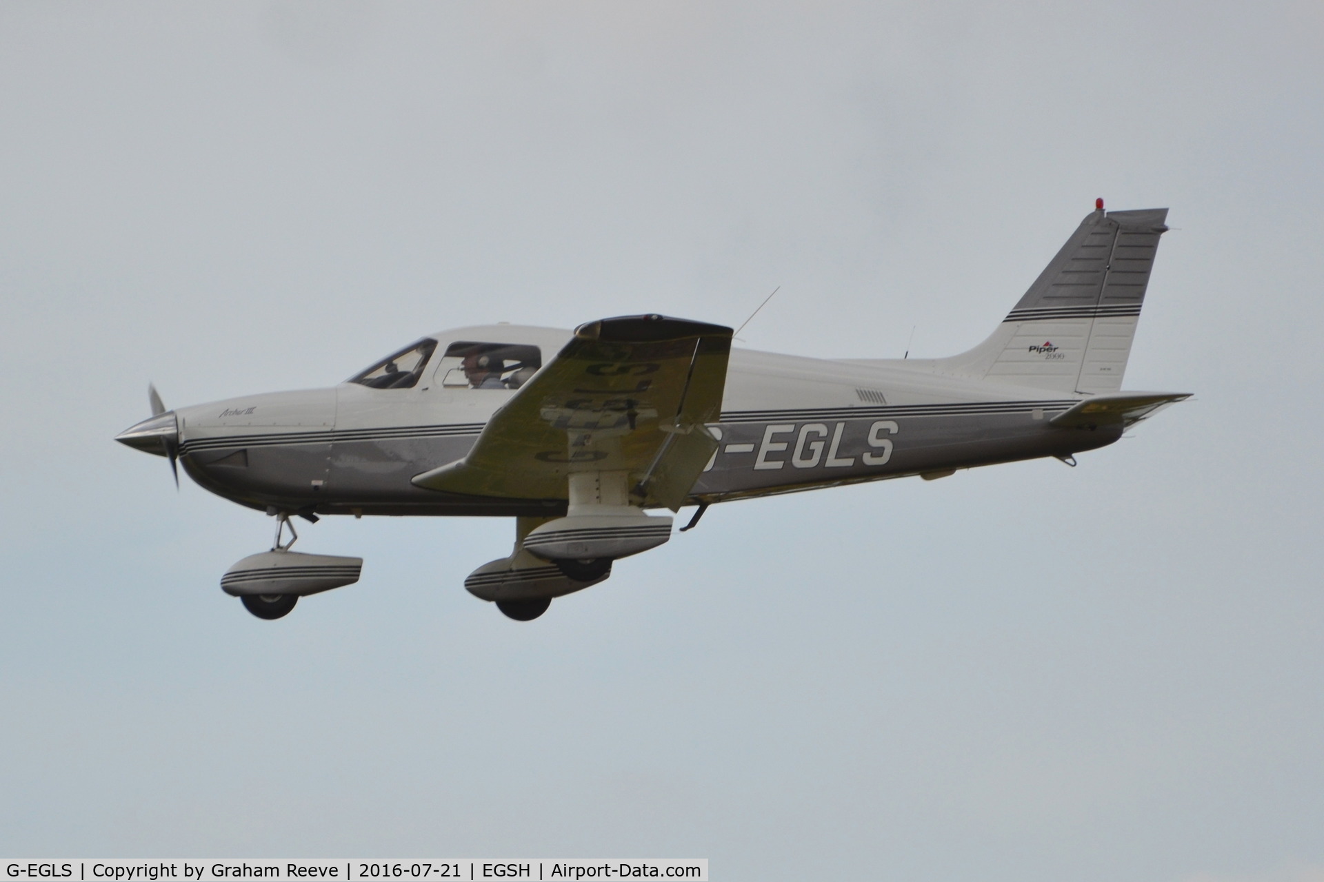 G-EGLS, 2000 Piper PA-28-181 Cherokee Archer III C/N 28-43348, Landing at Norwich.
