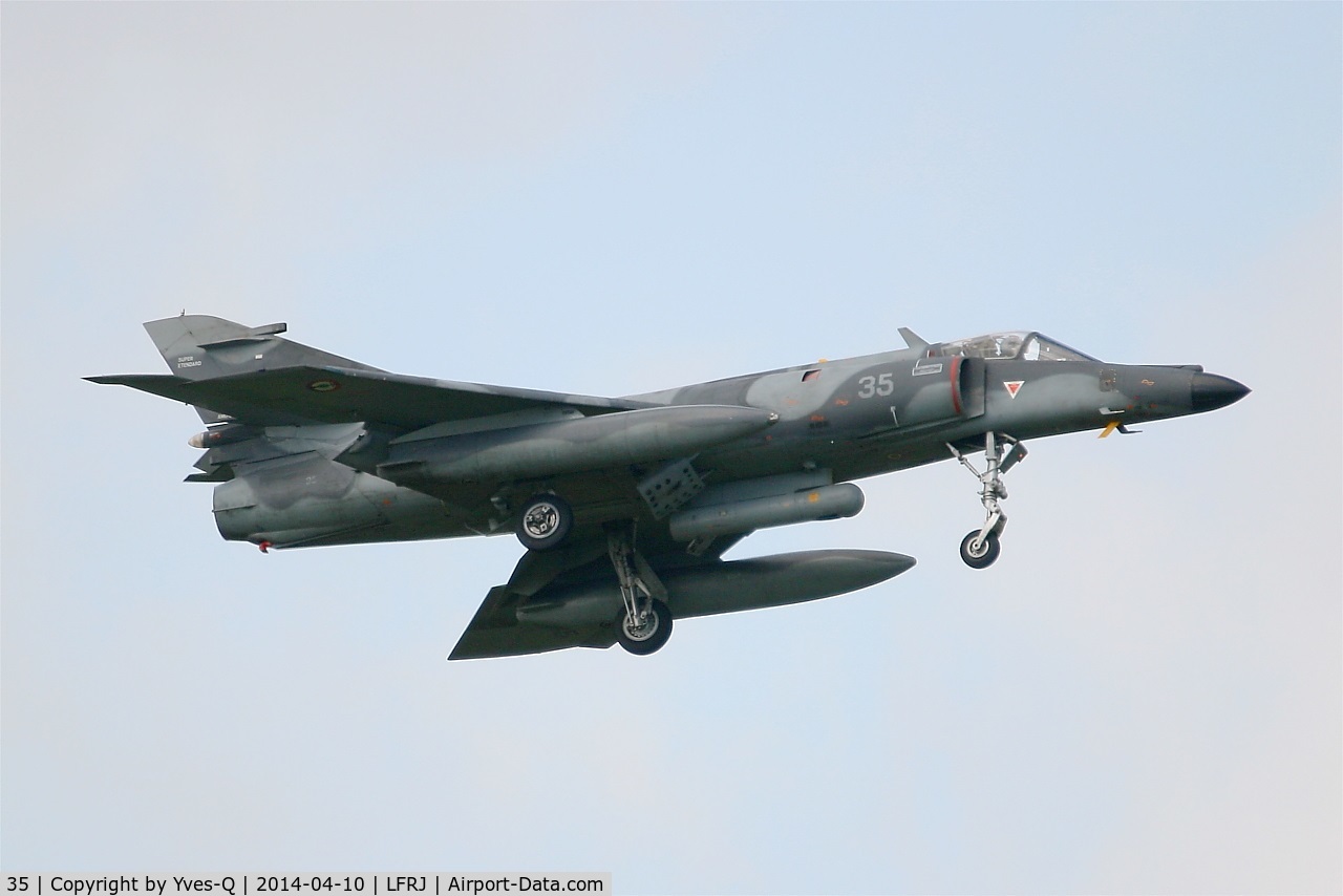 35, Dassault Super Etendard C/N 35, Dassault Super Etendard M (SEM), Short approach rwy 08, Landivisiau Naval Air Base (LFRJ)