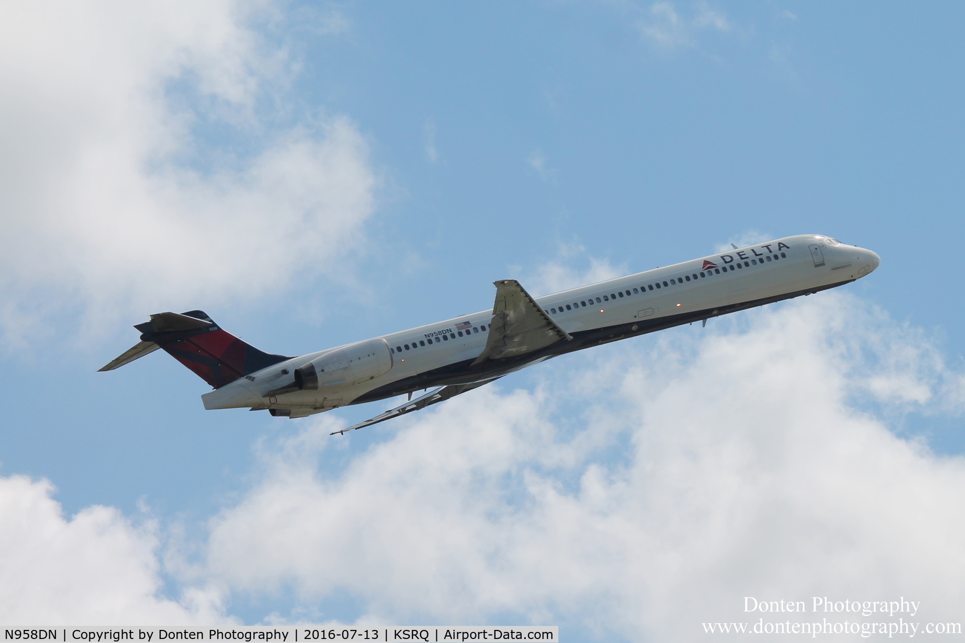 N958DN, McDonnell Douglas MD-90-30 C/N 53528, Delta Flight 2298 (N958DN) departs Sarasota-Bradenton International Airport enroute to Hartsfield-Jackson Atlanta International Airport