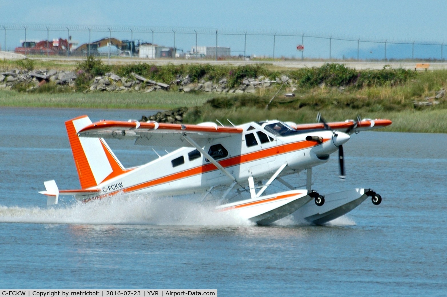 C-FCKW, 1968 De Havilland Canada DHC-2 Turbo Beaver Mk.3 C/N 1662TB36, Landing on the Fraser River