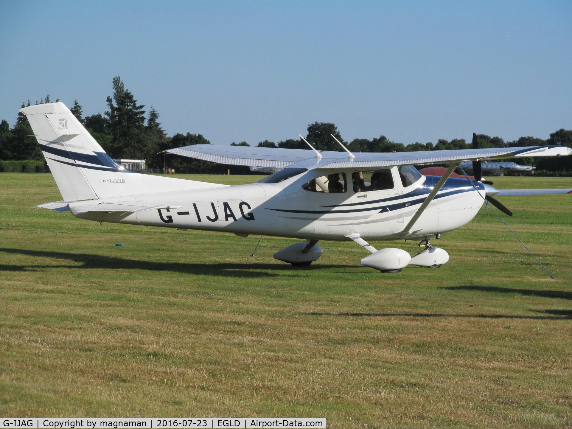 G-IJAG, 2005 Cessna 182T Skylane C/N 18281683, in line up at denham