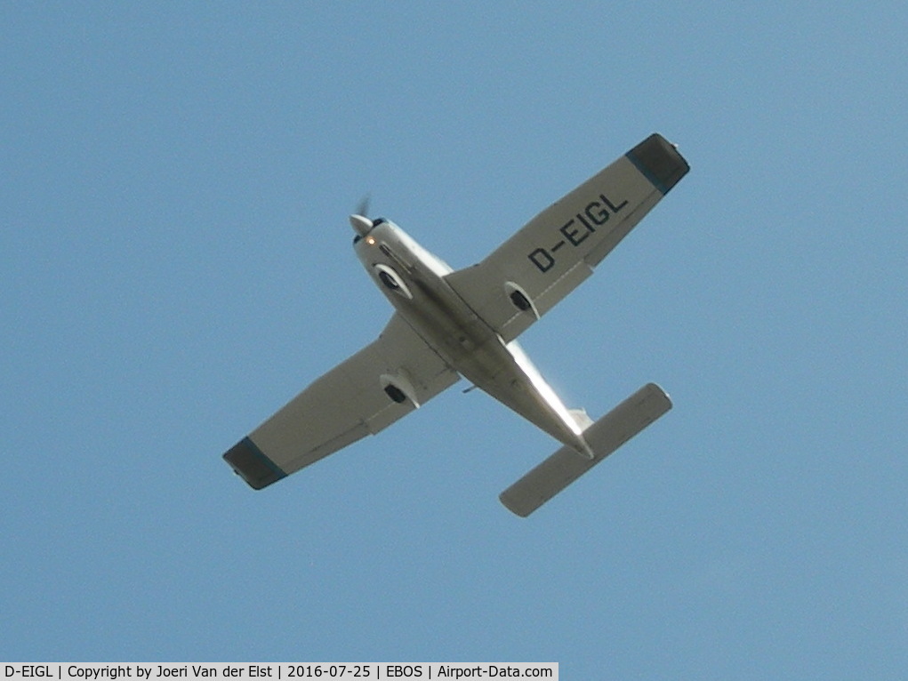 D-EIGL, Piper PA-28-181 C/N 288690009, Moments before touchdown rwy 26