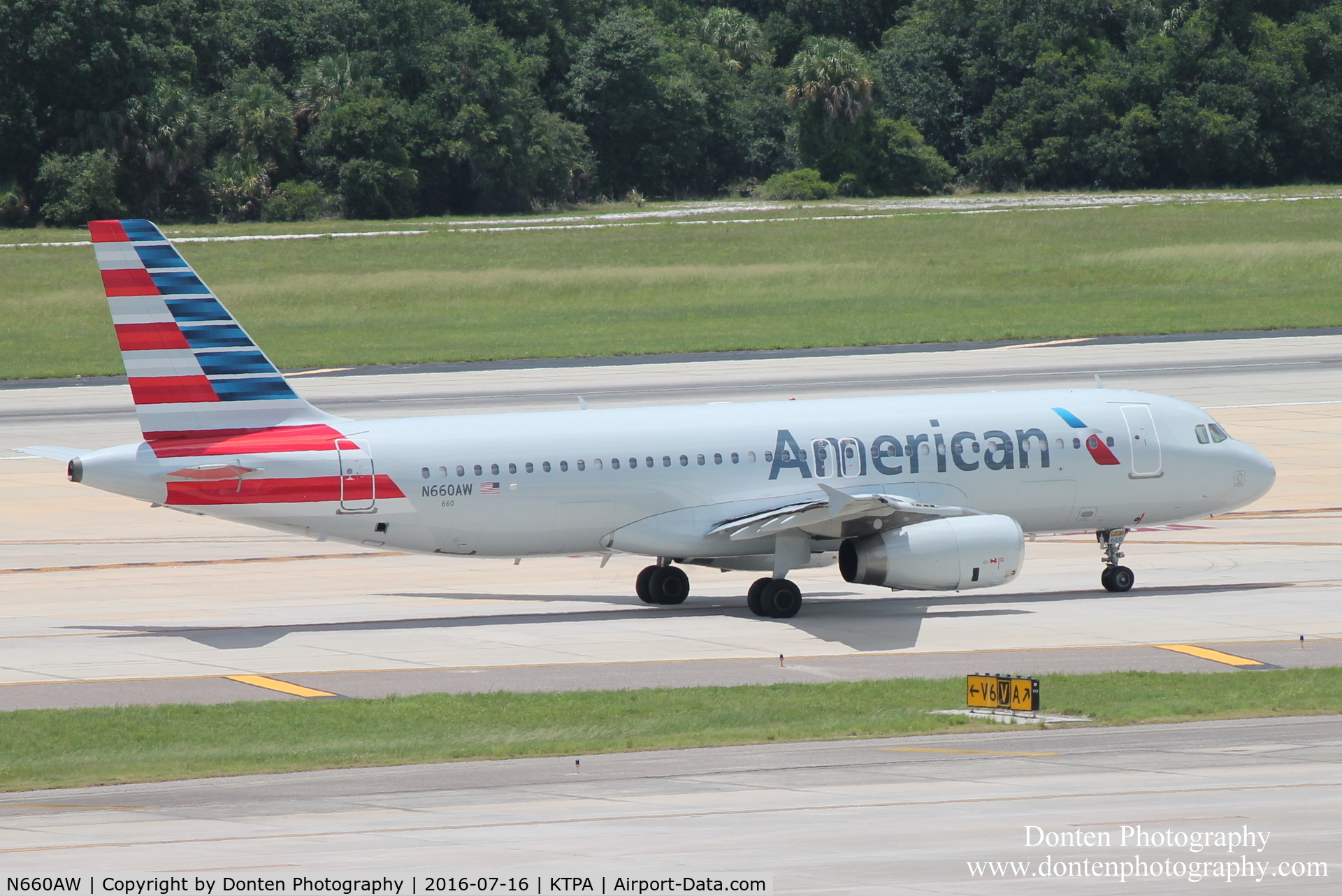 N660AW, 2000 Airbus A320-232 C/N 1234, American Flight 814 (N660AW) departs Tampa International Airport enroute to Philadelphia International Airport