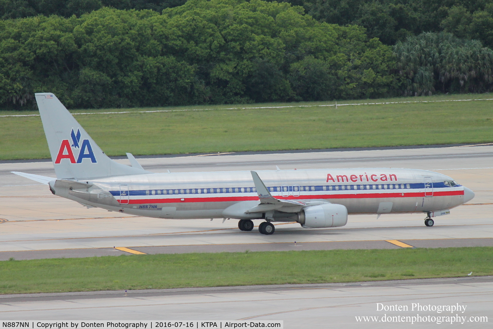 N887NN, 2012 Boeing 737-823 C/N 31141, American Flight 1394 (N887NN) departs Tampa International Airport enroute to Miami International Airport