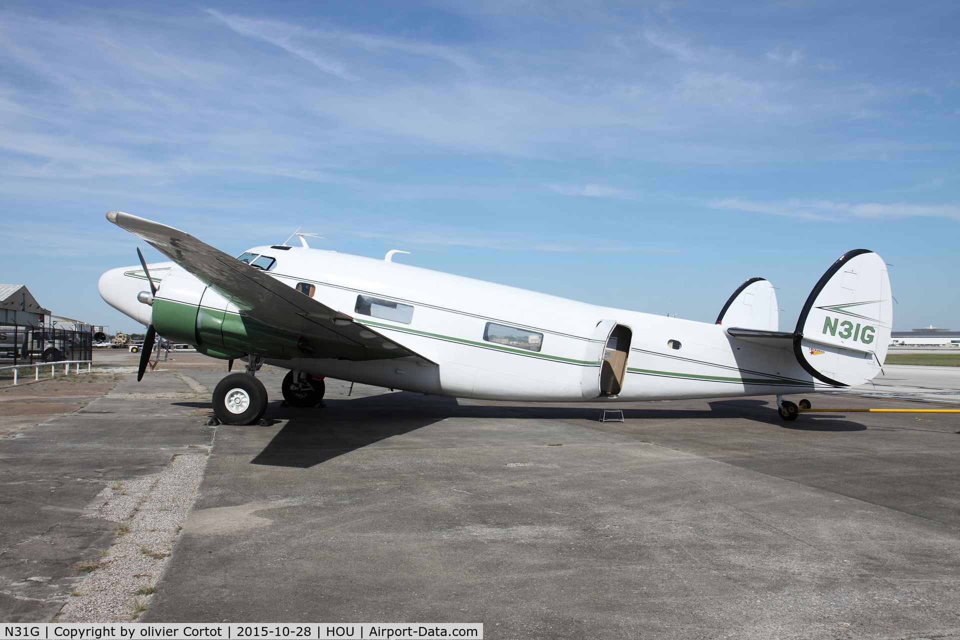 N31G, 1942 Lockheed 18-56 Lodestar C/N 2302, let's get in !