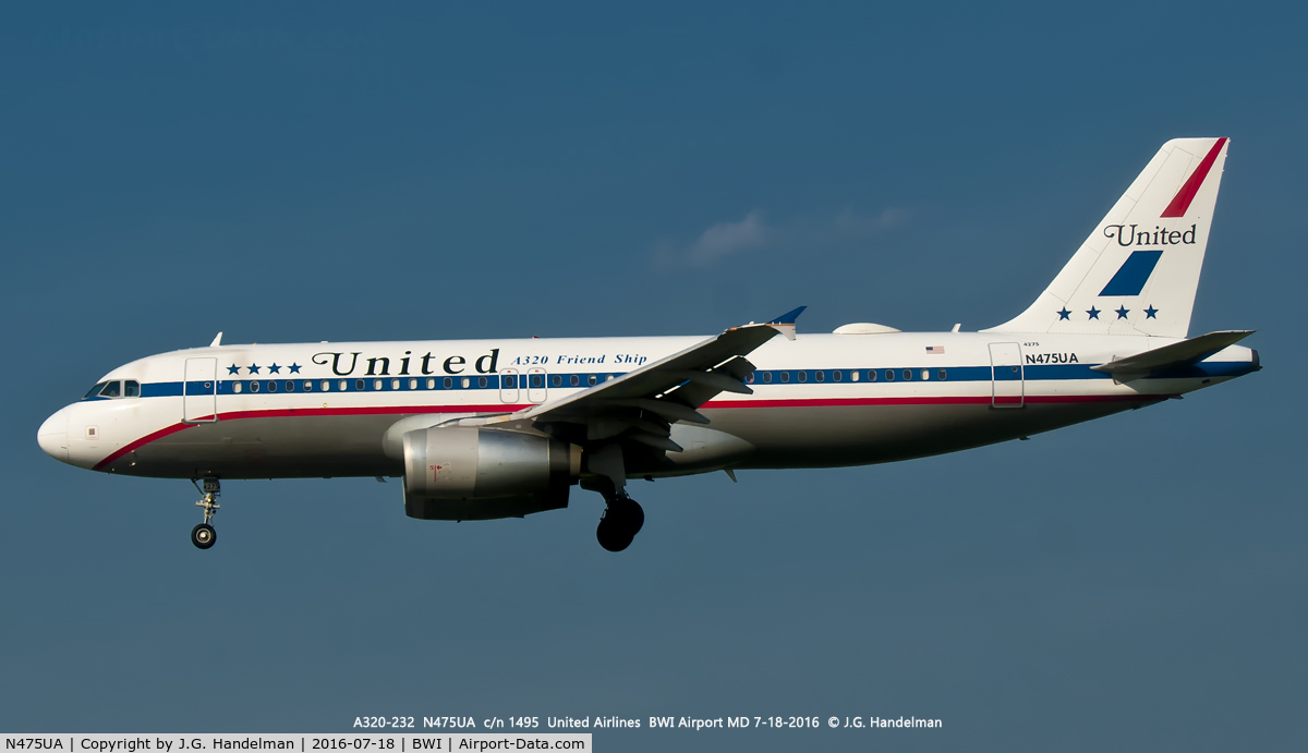 N475UA, 2001 Airbus A320-232 C/N 1495, On short final to 33L.