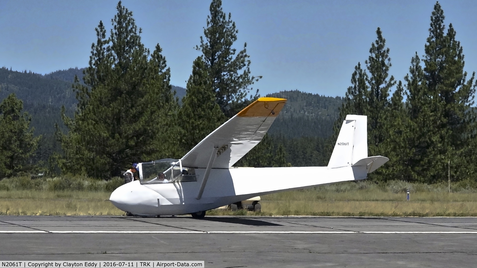 N2061T, 1977 Schweizer SGS 2-33A C/N 491, Getting ready for a tow at Truckee airport. 2016.