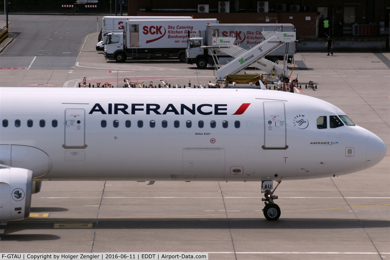 F-GTAU, 2009 Airbus A321-212 C/N 3814, TXL waving good bye tour no.4 since 2011