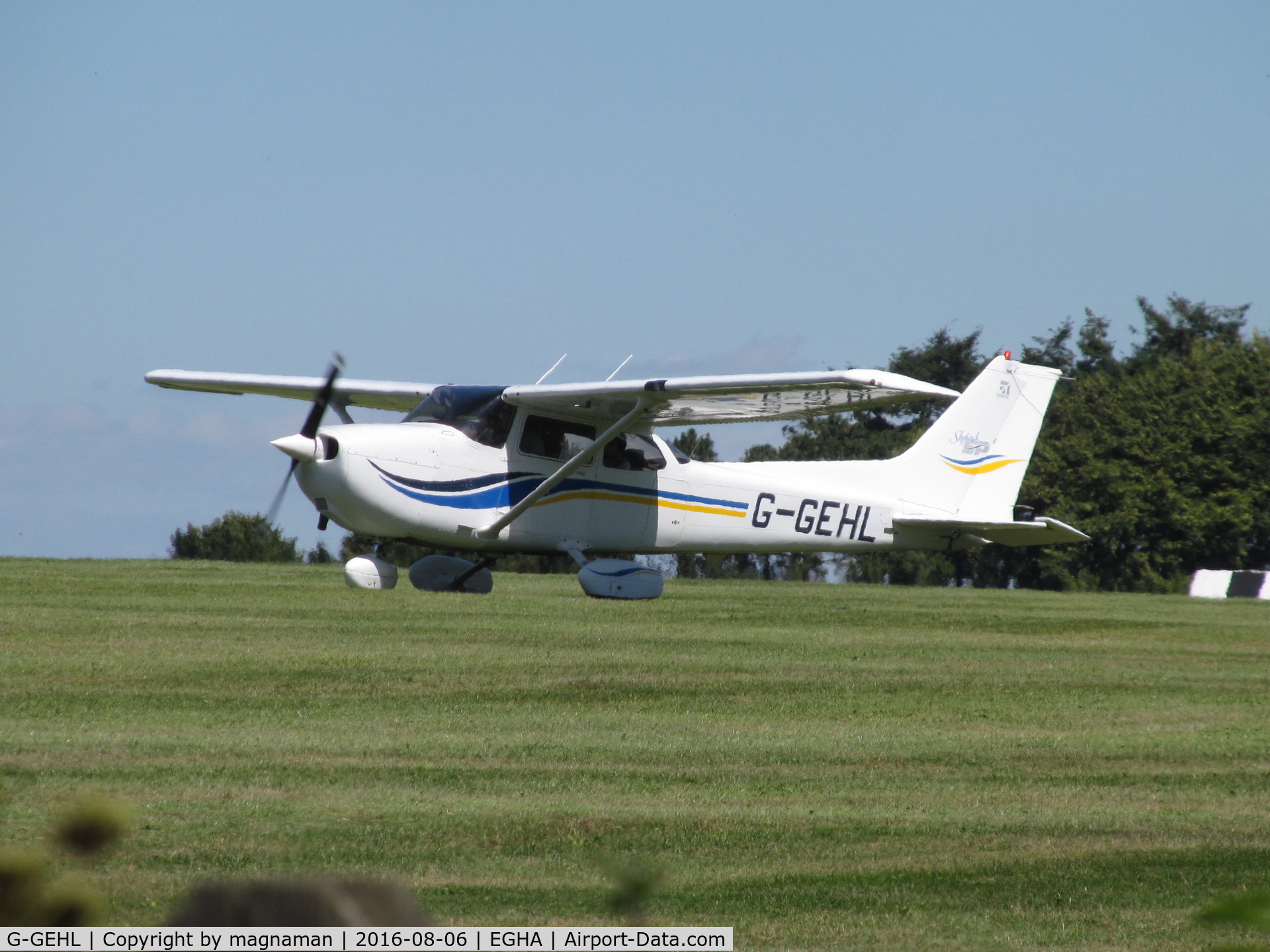 G-GEHL, 1999 Cessna 172S C/N 172S8324, leaving fly in