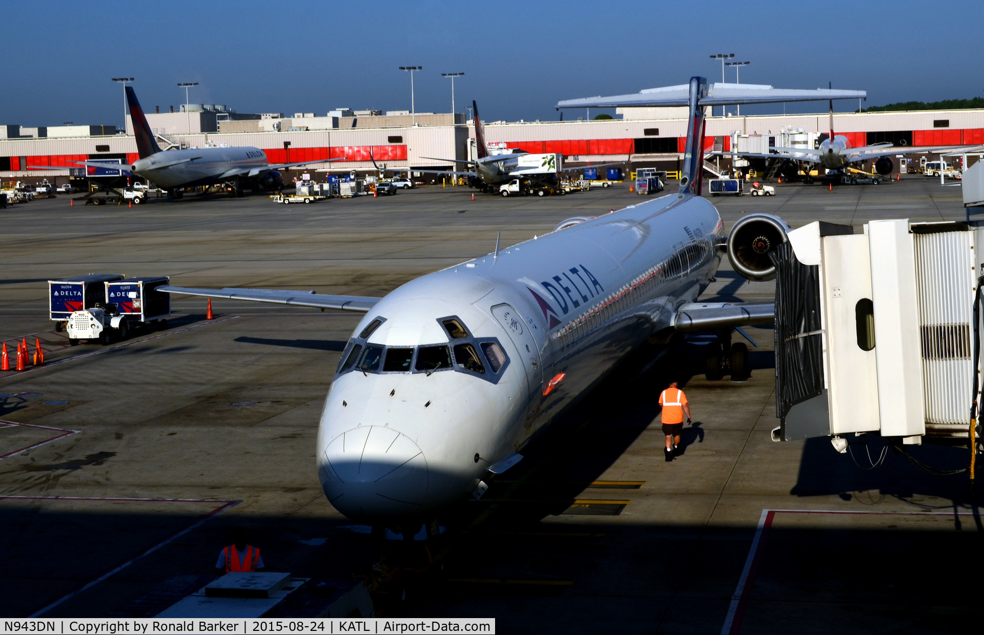 N943DN, 1997 McDonnell Douglas MD-90-30 C/N 53557, At the gate Atlanta