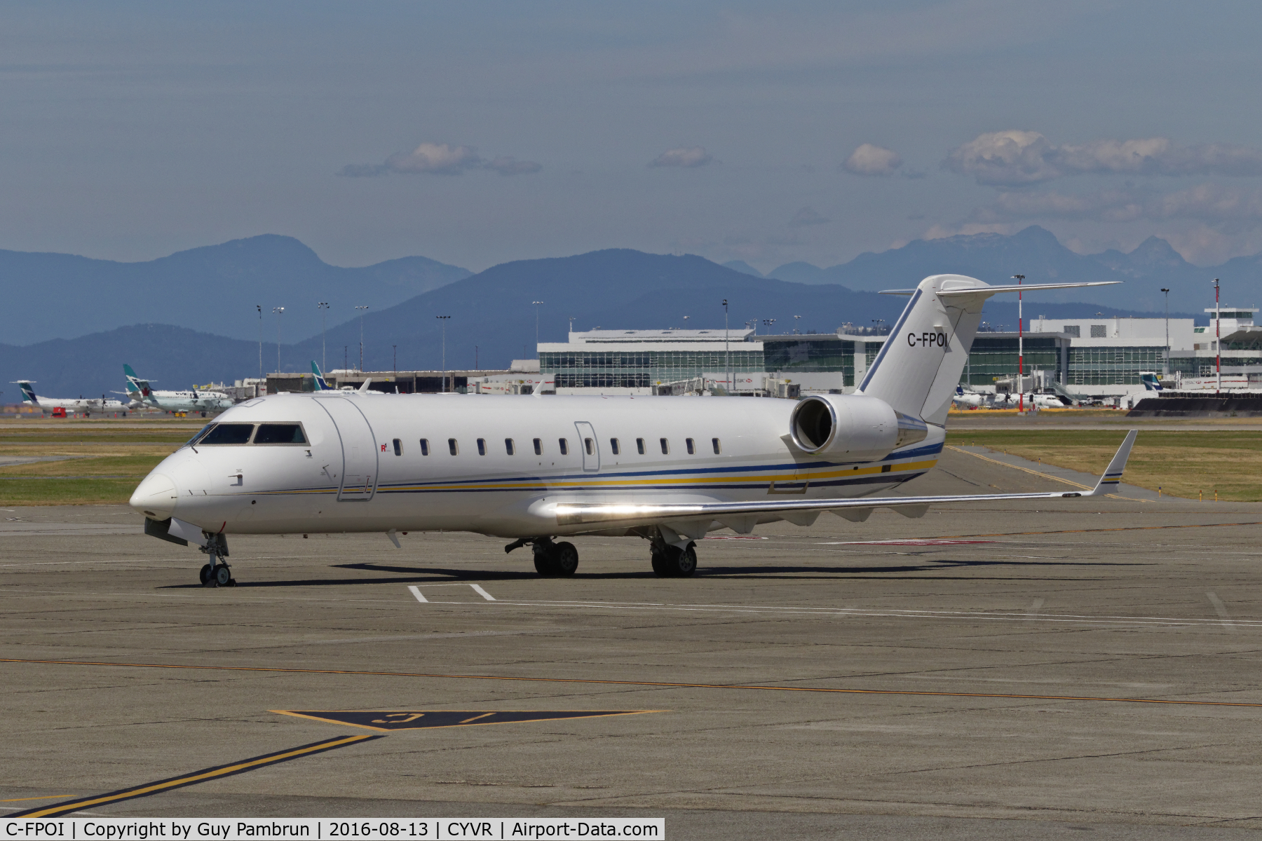 C-FPOI, 2005 Bombardier Challenger 850 (CL-600-2B19) C/N 8047, Just landed