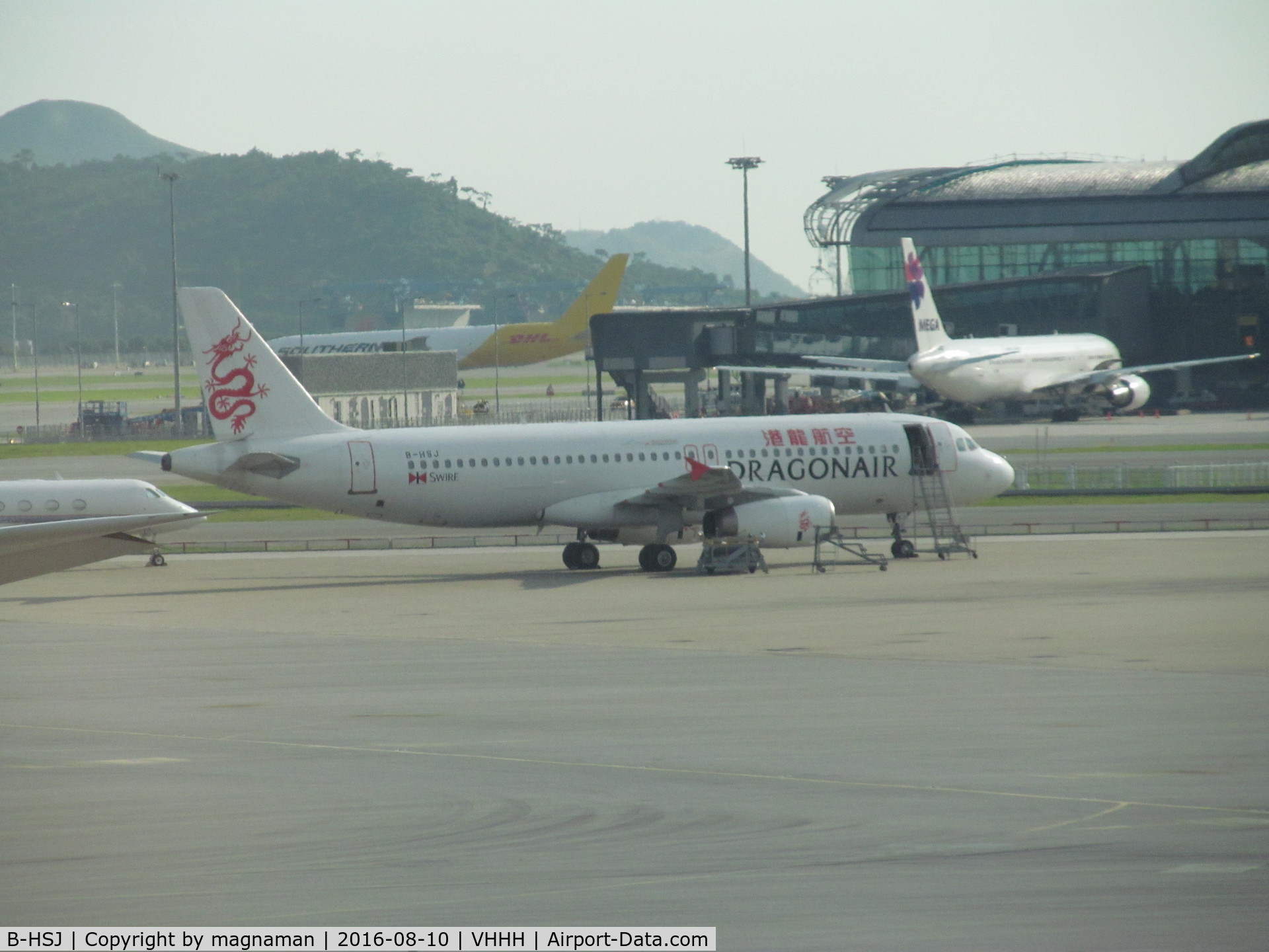 B-HSJ, Airbus A320-232 C/N 1253, lots to see at HKG