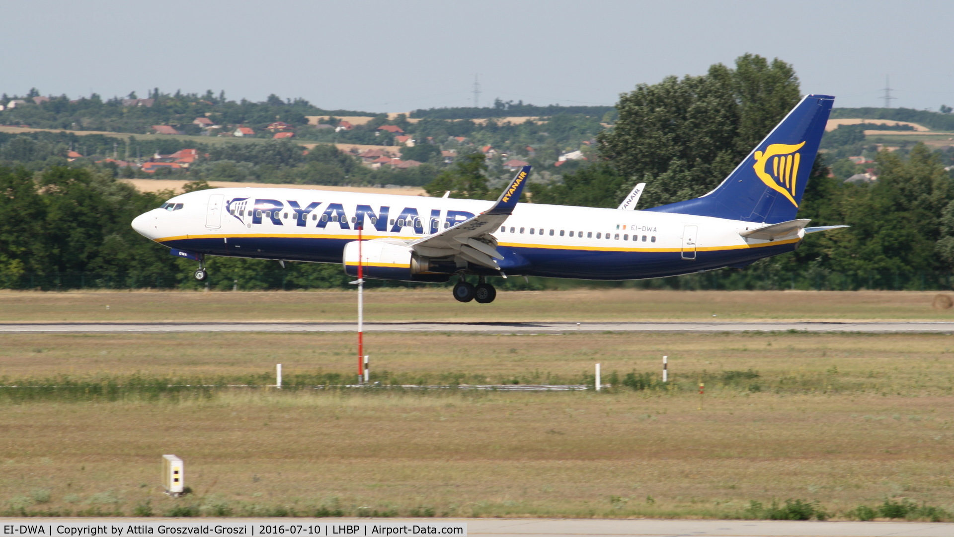 EI-DWA, 2007 Boeing 737-8AS C/N 33617, Budapest Airport, Hungary - Landing