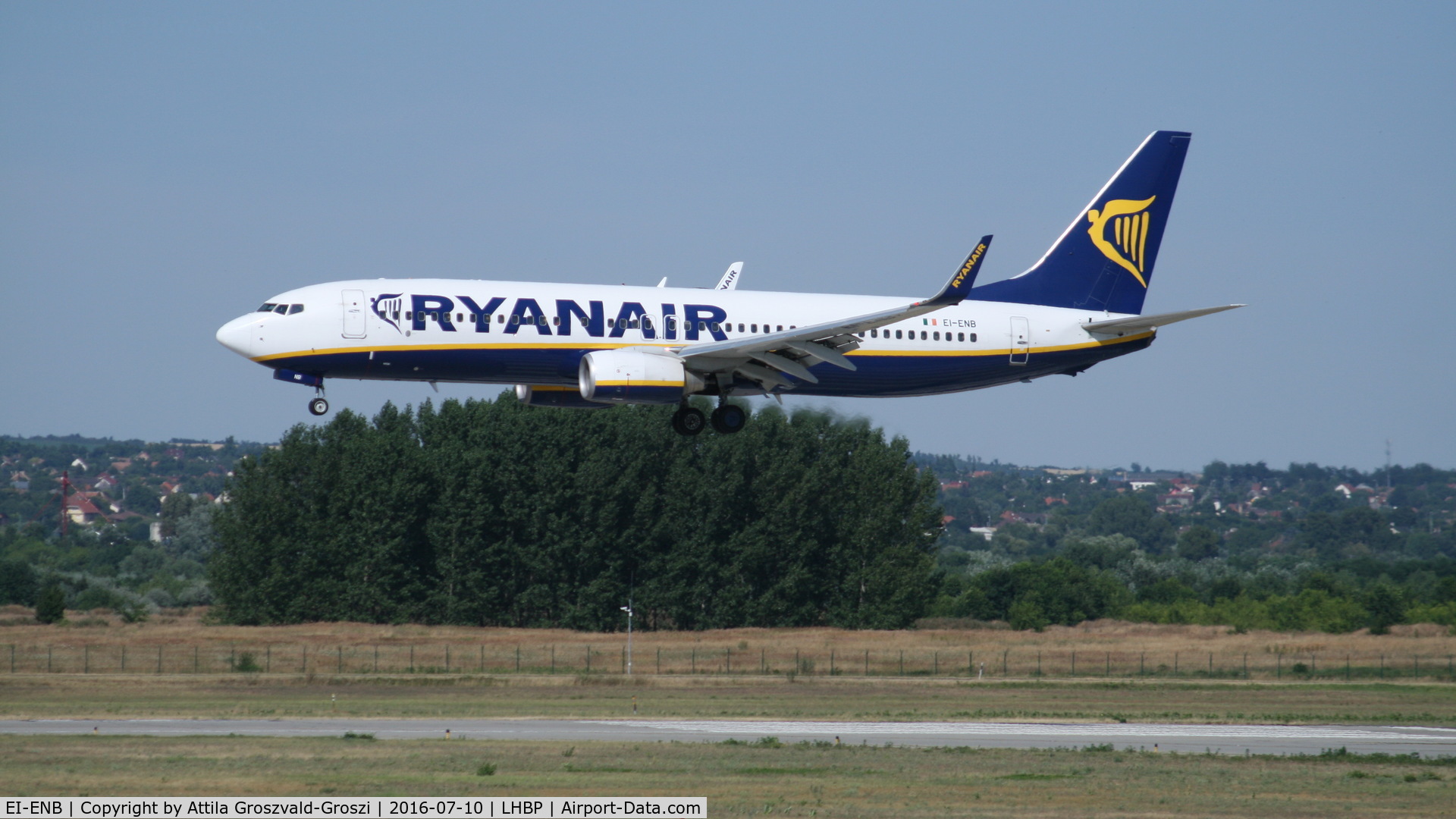 EI-ENB, 2010 Boeing 737-8AS C/N 40289, Budapest Airport, Hungary - Landing