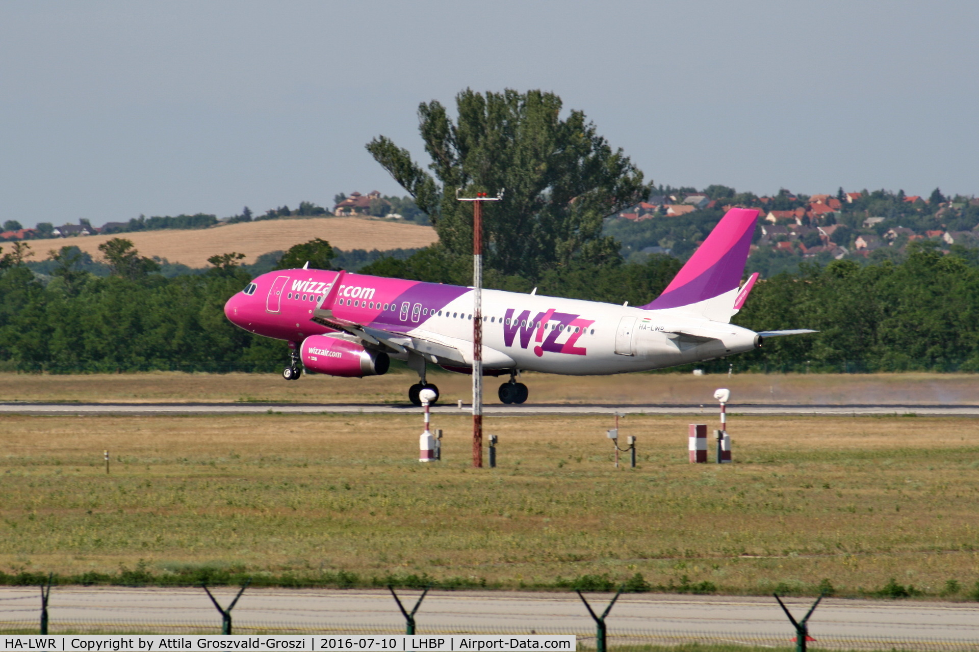 HA-LWR, 2013 Airbus A320-232 C/N 5604, Budapest Airport, Hungary - Landing