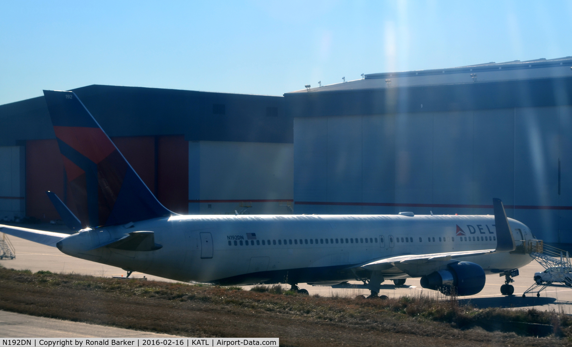 N192DN, 1997 Boeing 767-332 C/N 28449, At the gate Atlanta