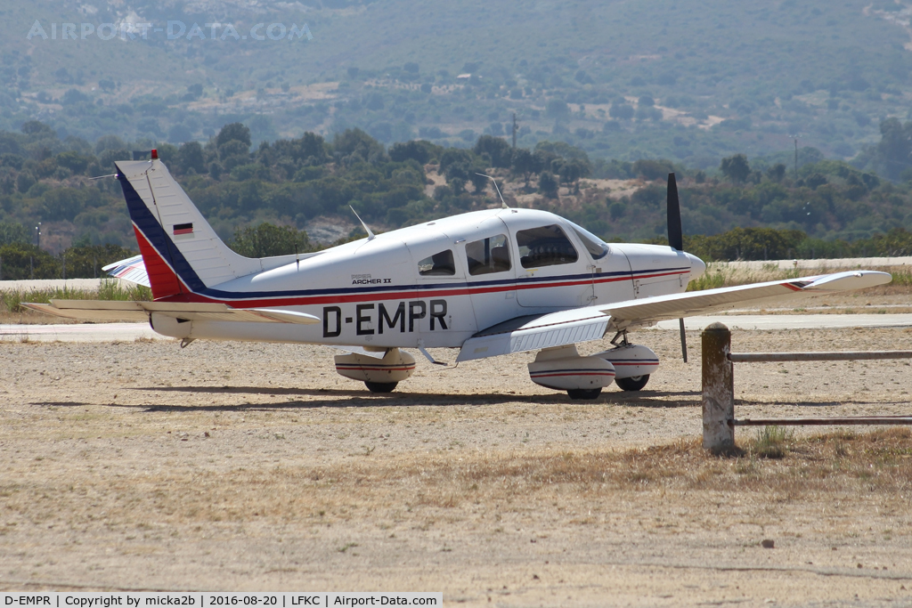 D-EMPR, Piper PA-28-181 Archer II C/N 28-7990579, Parked