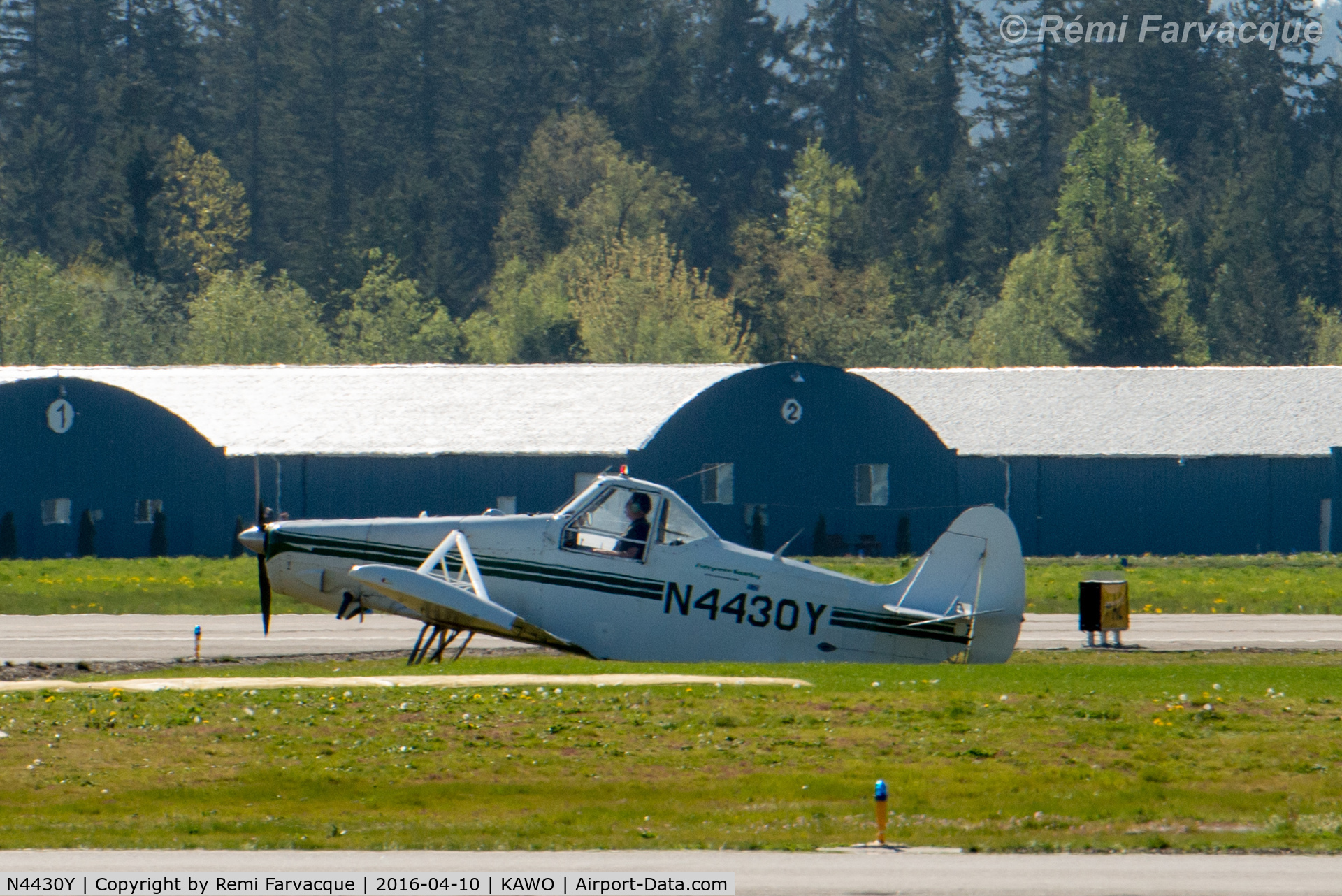 N4430Y, Piper PA-25-235 Pawnee C/N 25-4056, Taxiing back to park after launching glider.