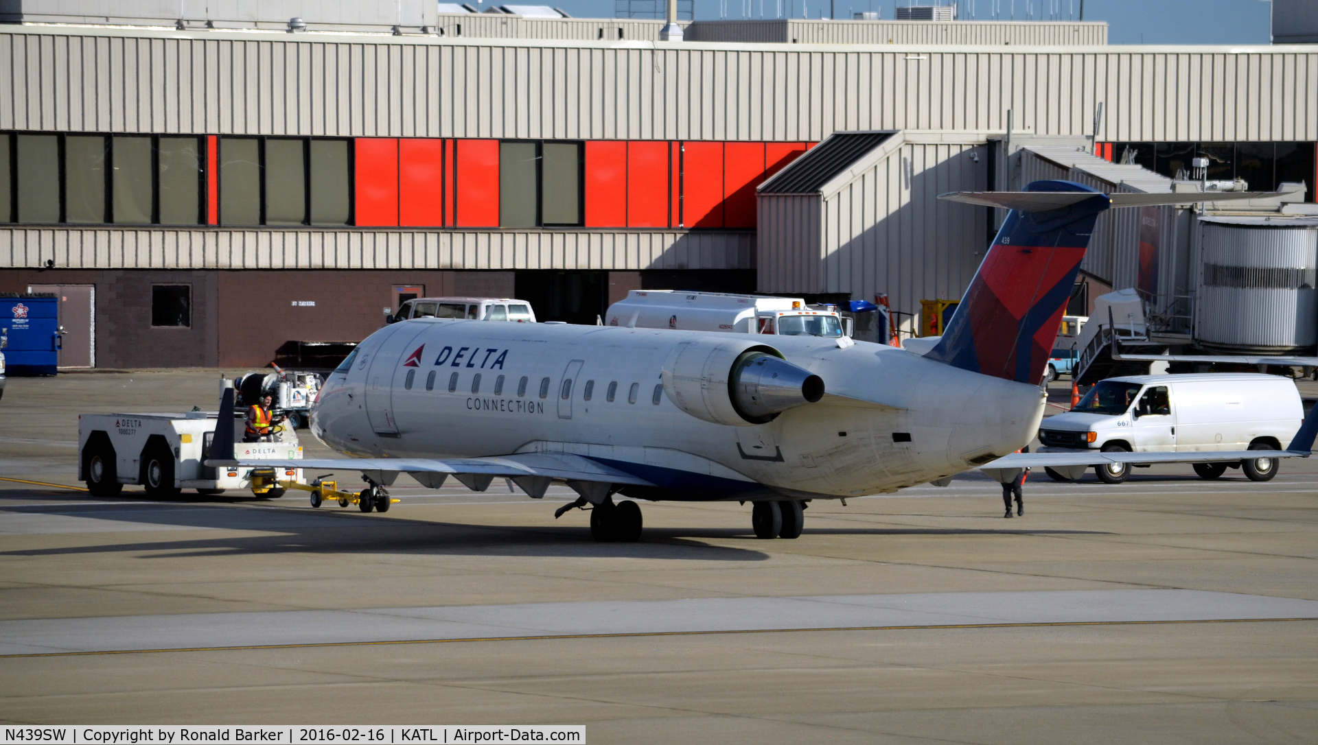 N439SW, 2001 Bombardier CRJ-200LR (CL-600-2B19) C/N 7578, Pushback Atlanta