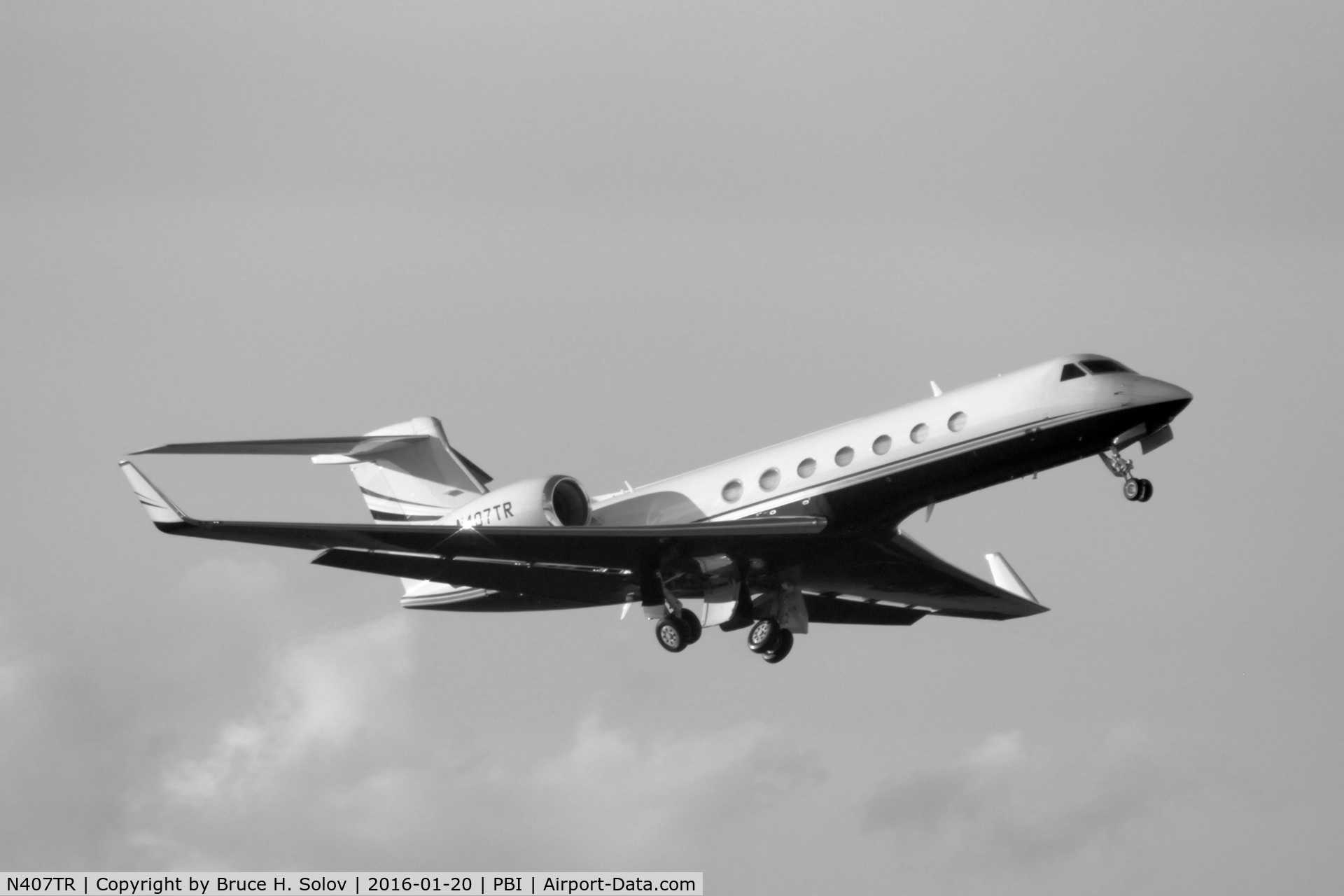 N407TR, Gulfstream Aerospace GV-SP (G550) C/N 5375, takeoff