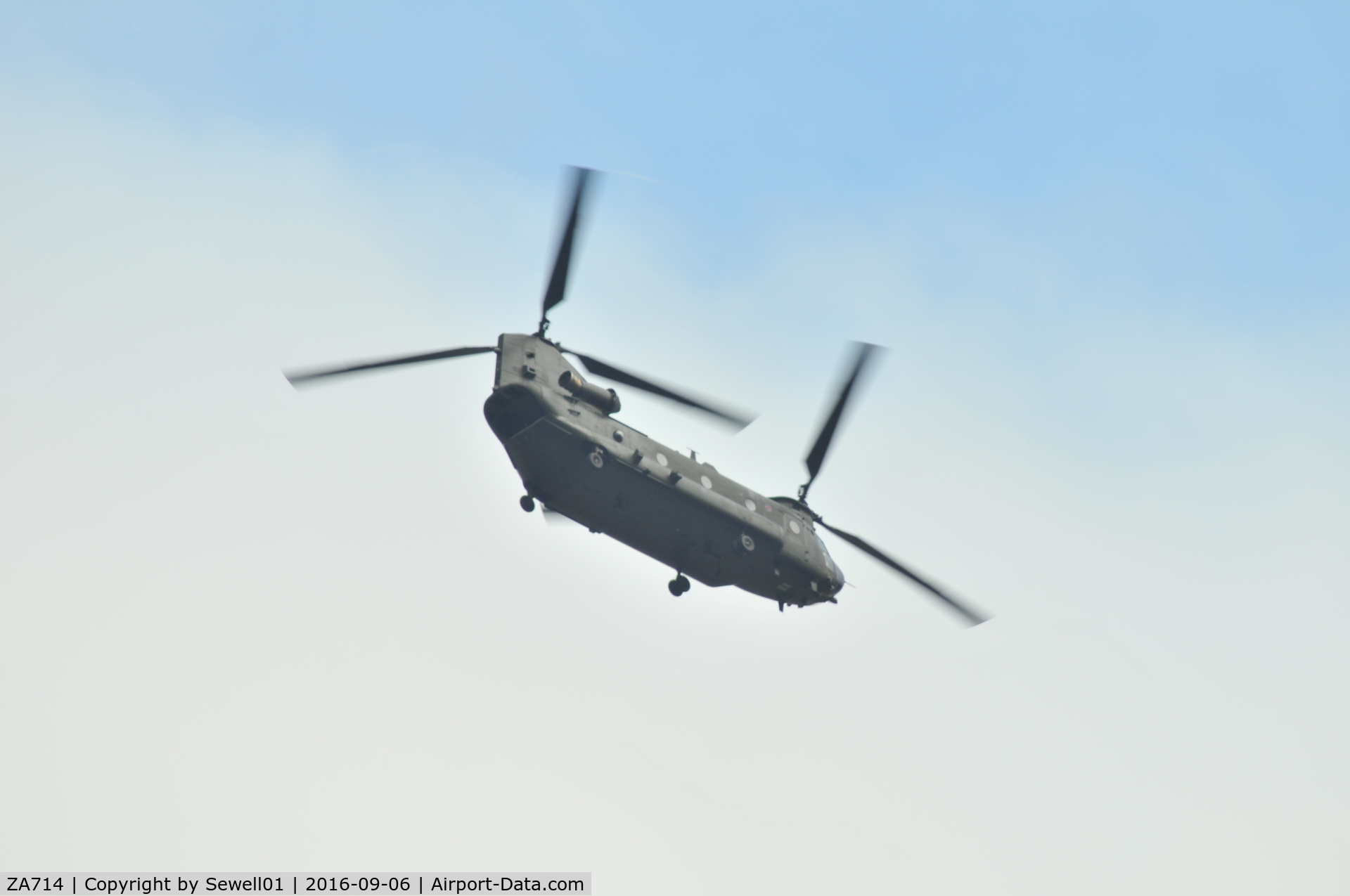 ZA714, Boeing Vertol Chinook HC.4 C/N MA026/M7005, Overhead